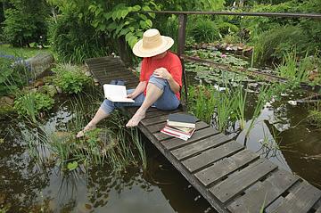 Am Gartenteich sitzen ist Entspannung