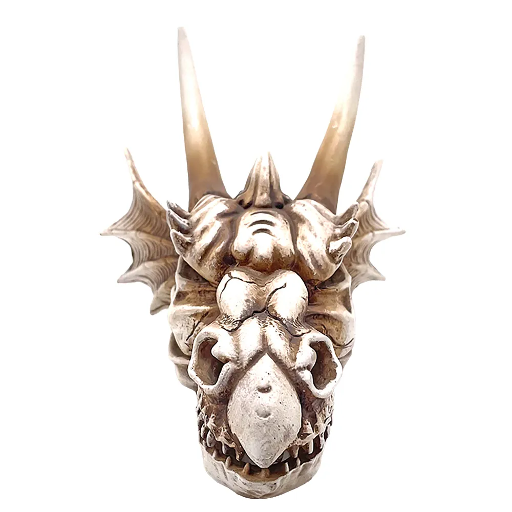 Vorderansicht einer Drachenschädel-Dekoskulptur in antiker Knochenoptik, detaillierte Fantasy-Statue mit langen Hörnern, Flossenartige Backen und sichtbaren Zähnen