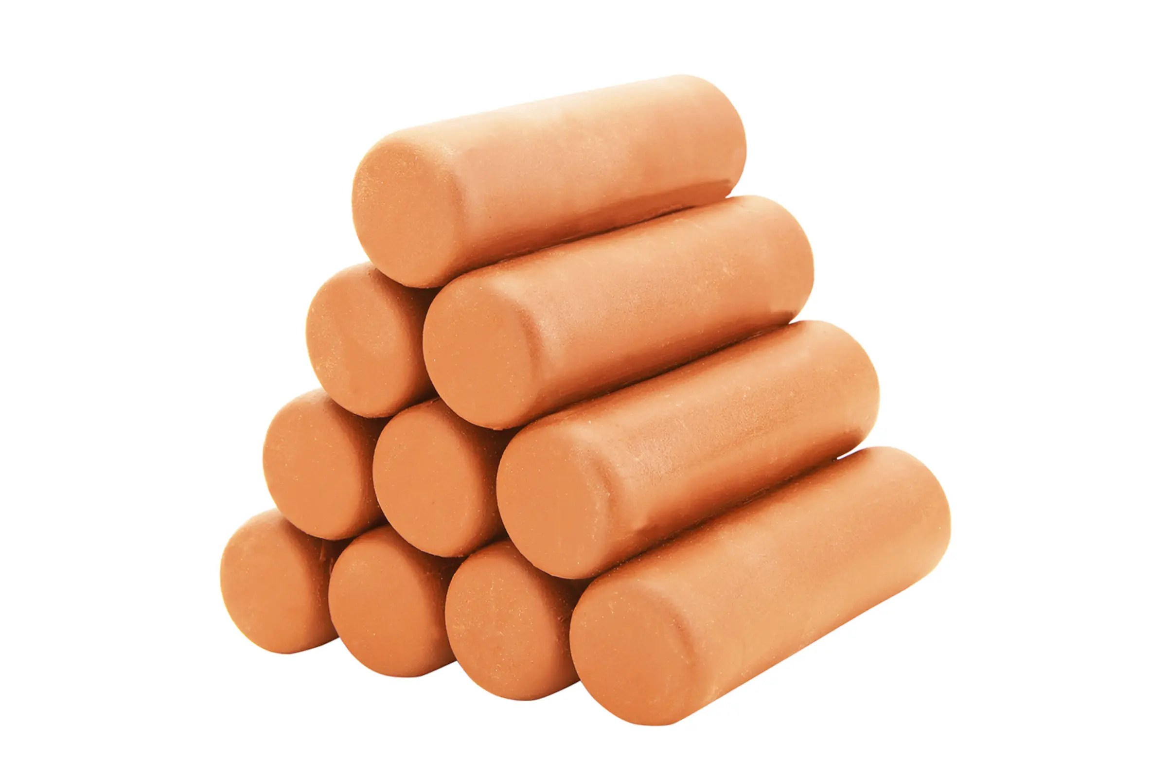 Gestapelte Wiener Würstchen auf weißem Hintergrund