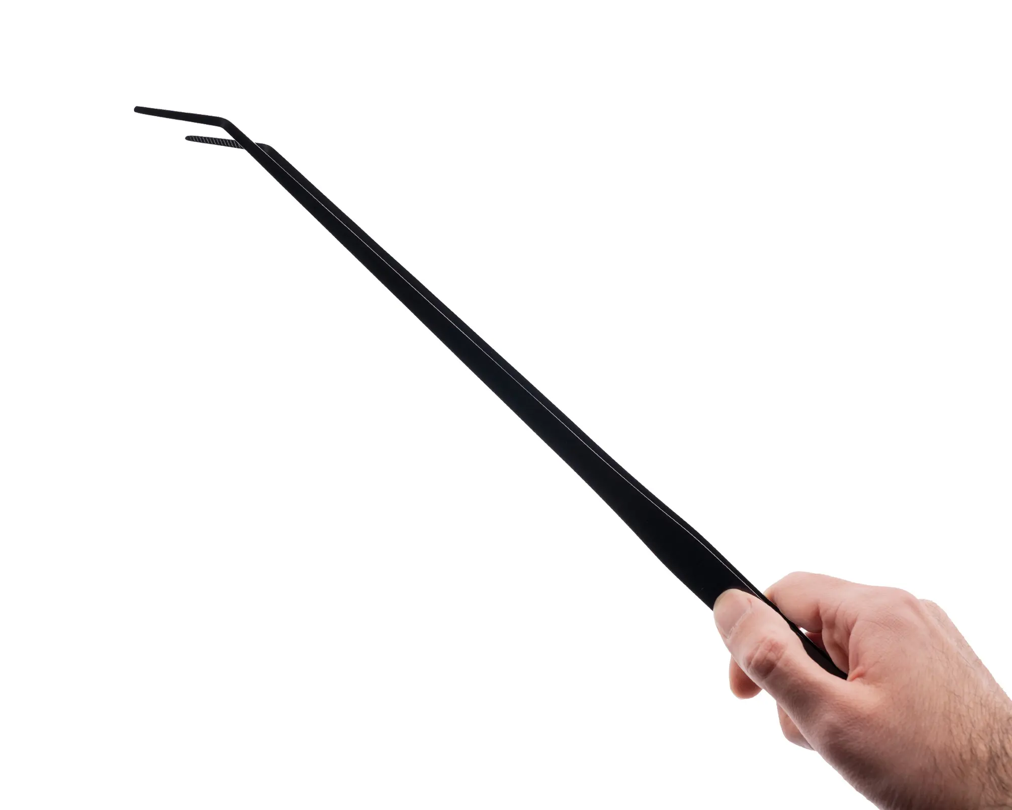 Hand hält lange schwarze Pinzette mit feiner Spitze