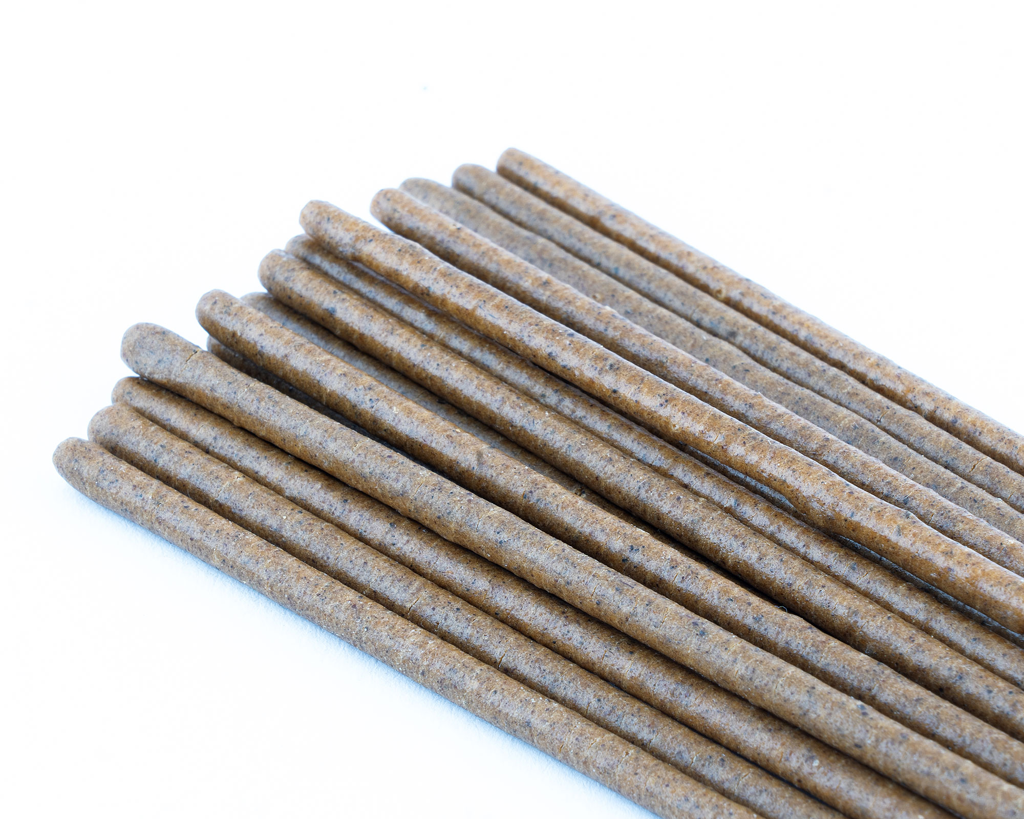 Nahaufnahme brauner Vollkorn-Stangen auf weißem Hintergrund