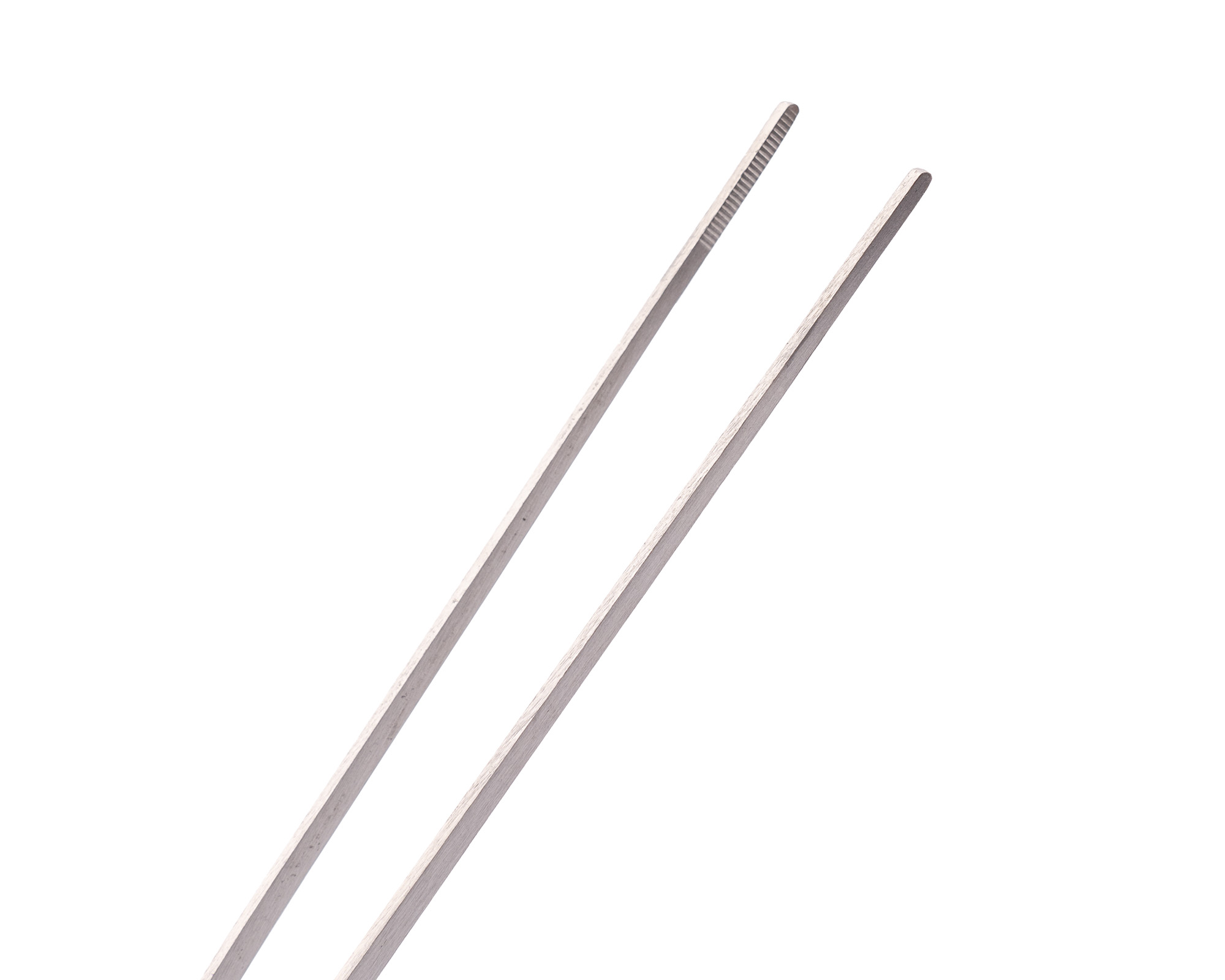 Paar helle Holz-Essstäbchen mit Riffelung