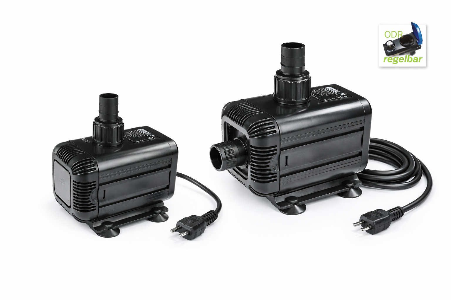 Zwei schwarze regulierbare Teich-/Bachlaufpumpen mit Anschlussstutzen, Saugnäpfen und angeschlossenem Netzkabel auf weißem Hintergrund
