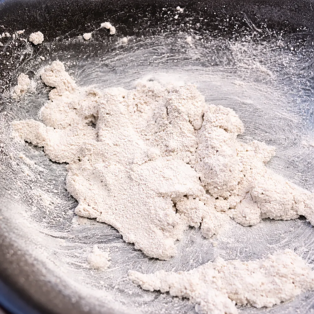 Weißes, fein gemahlenes Hobby Terrano Clay Powder Lehmpulver in Schüssel; mineralisches Bindemittel für formstabile Terrarien-Bodengründe, bindet Sand und Erde, 1,3 kg