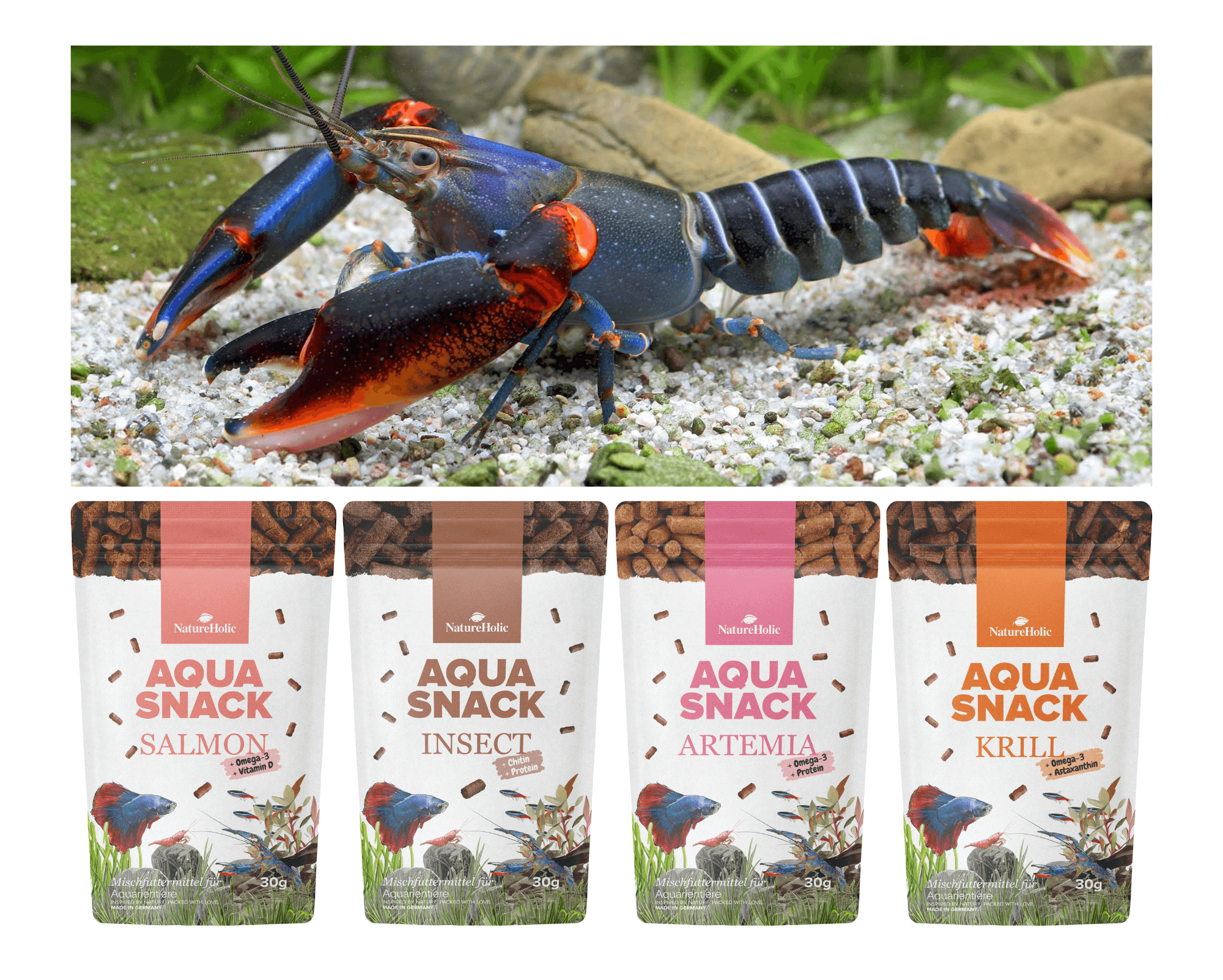 Blauer Flusskrebs auf Kies vor vier AquaSnack-Beuteln