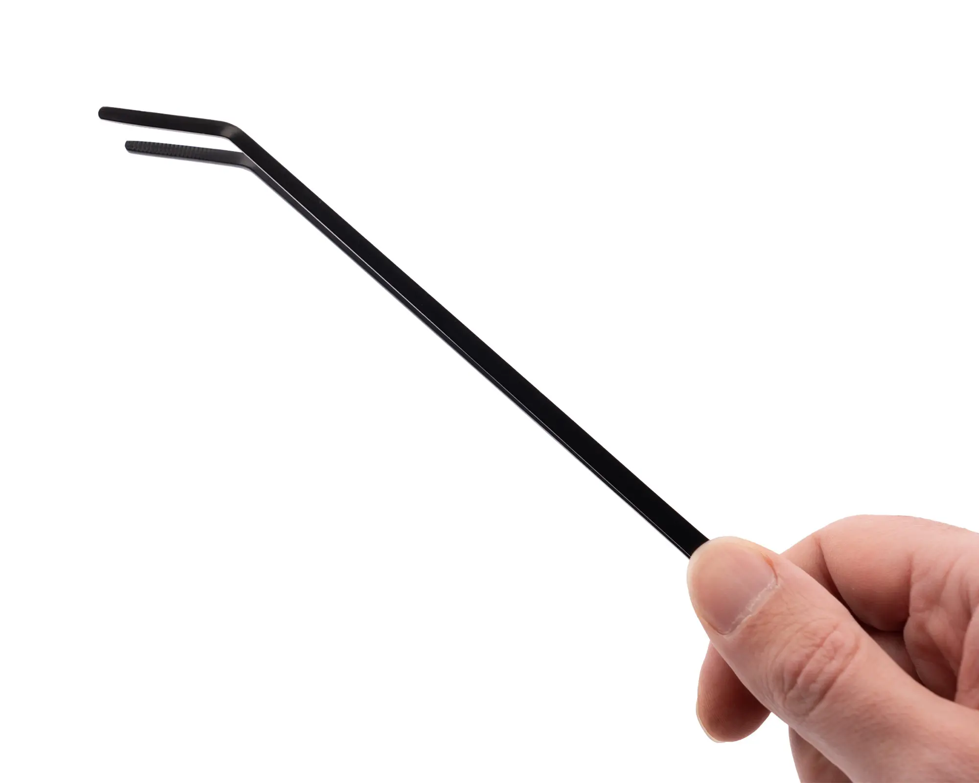 Hand hält schwarze, abgewinkelte Pinzette