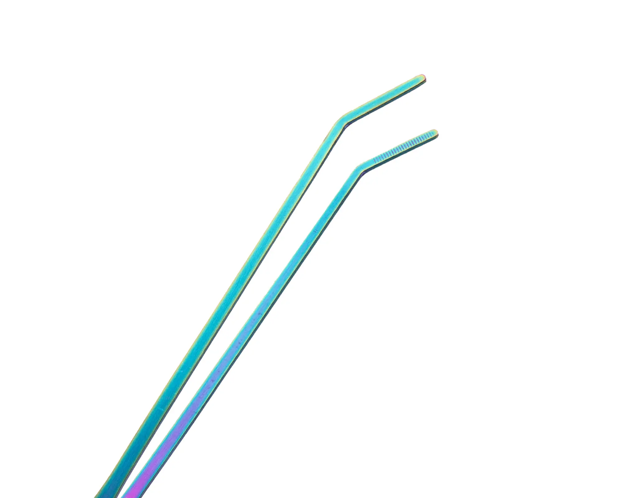 Zwei gebogene, titanfarbene Pinzetten auf weißem Hintergrund