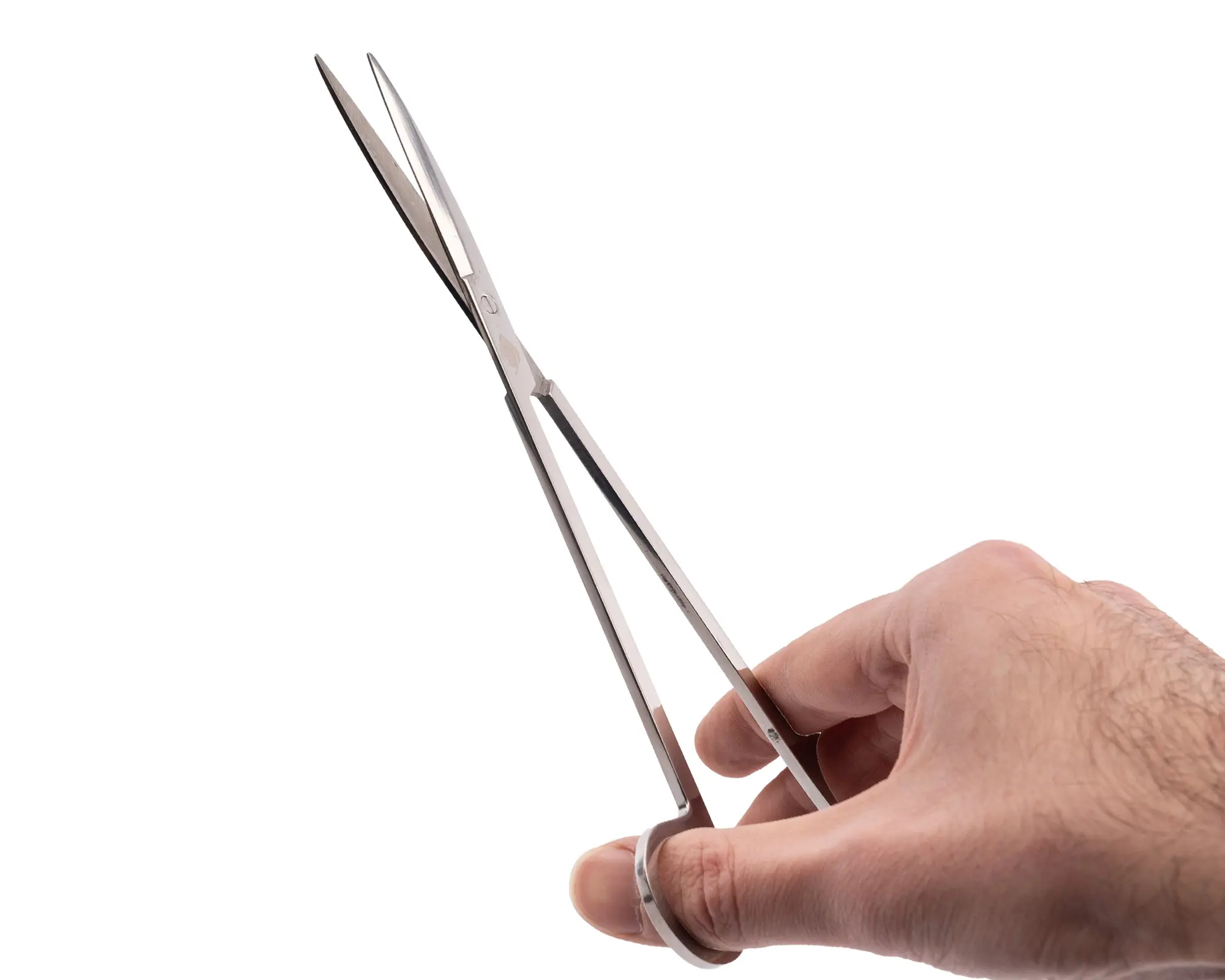 Hand hält schmale Edelstahlschere