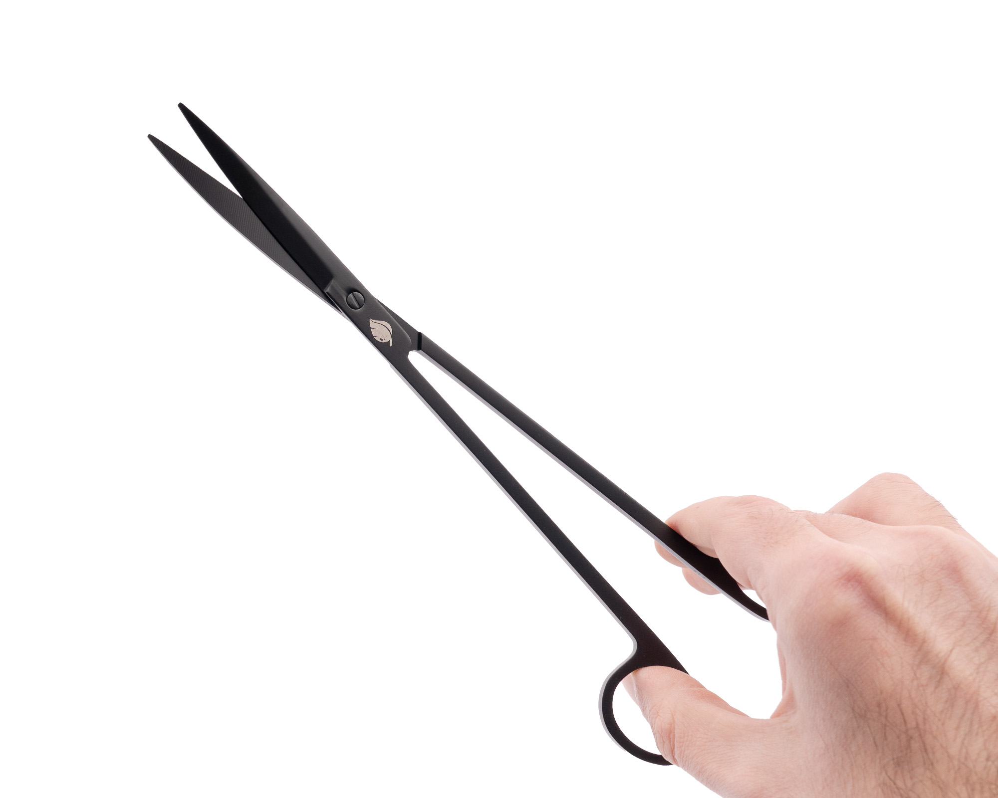 Geöffnete schwarze Präzisionsschere in der Hand