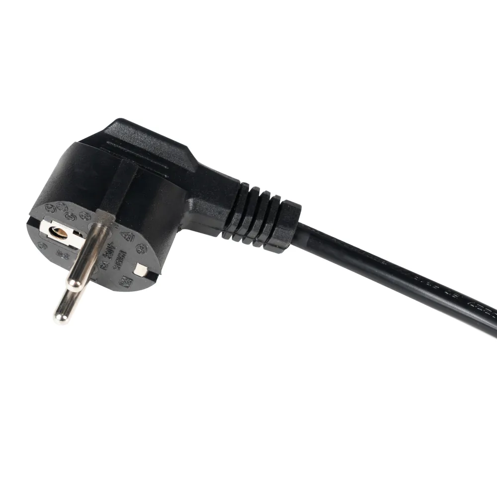 Schwarzes Schuko-Netzkabel mit gewinkeltem CEE 7/7-Stecker und Schutzkontakt, Nahaufnahme