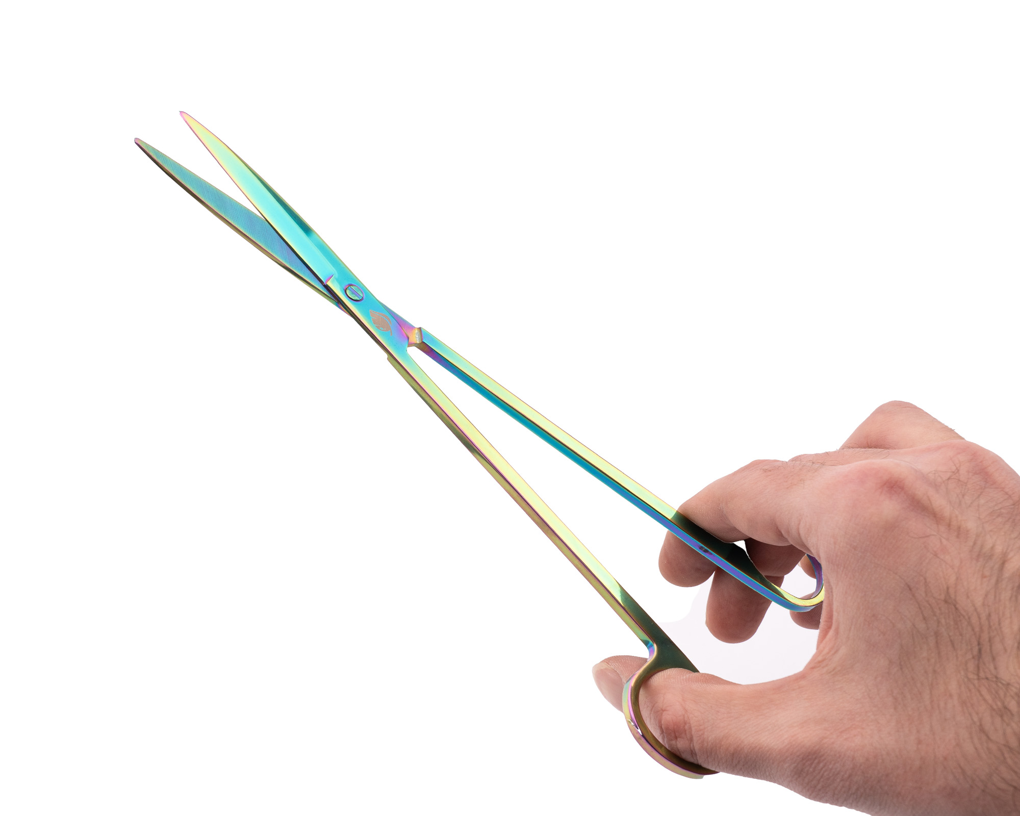 Hand hält regenbogenfarbene Haarschere auf weißem Grund
