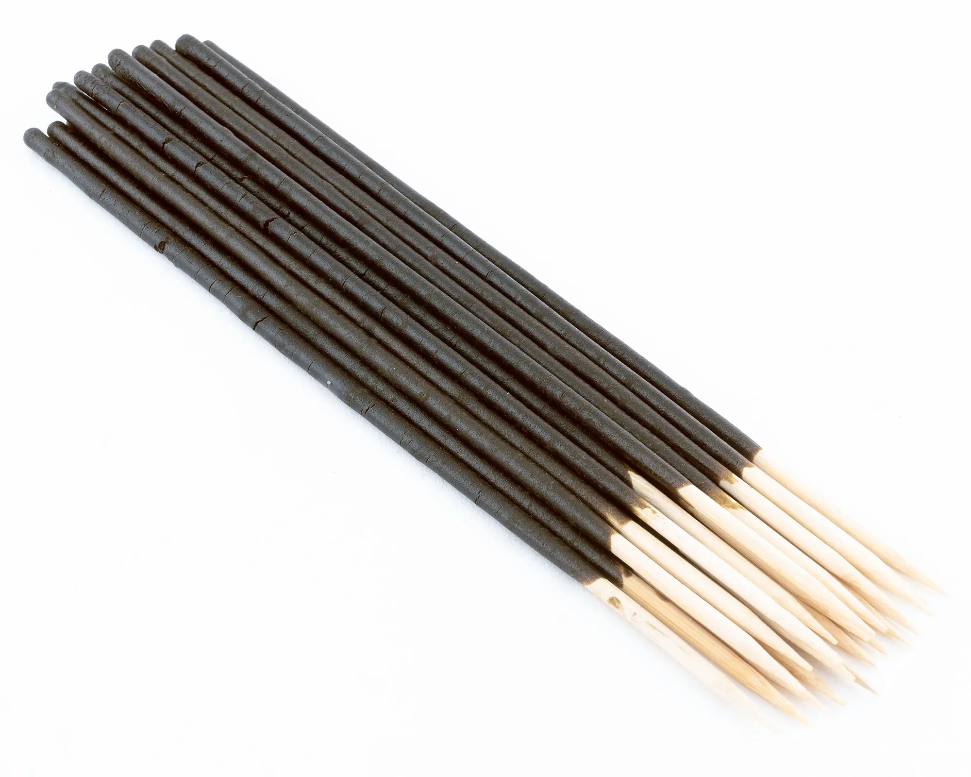 Gebündelte schwarze Räucherstäbchen, spitze Holzenden