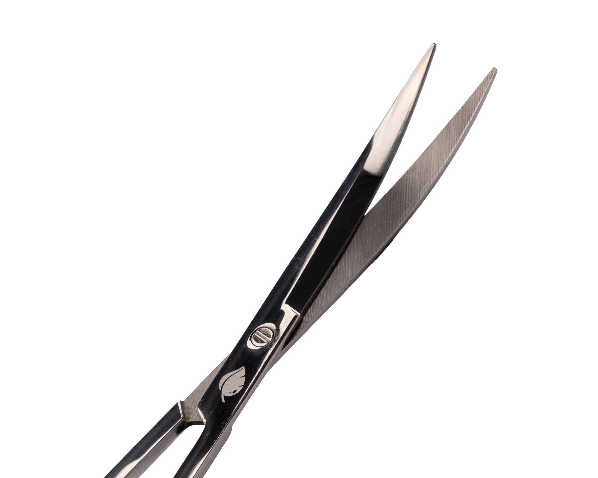 Nahaufnahme einer Edelstahl-Haarschere mit spitzen Klingen