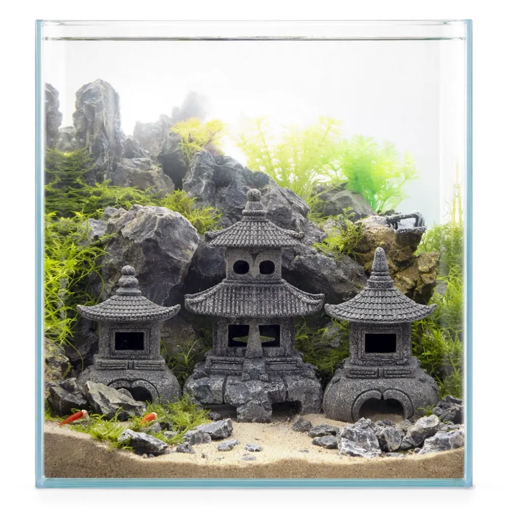 Drei Pagoden-Laternen im Stein-Look als Aquarium-Dekoration im Nano-Aquarium mit Sandboden, Felsen, Wasserpflanzen und kleinen Garnelen