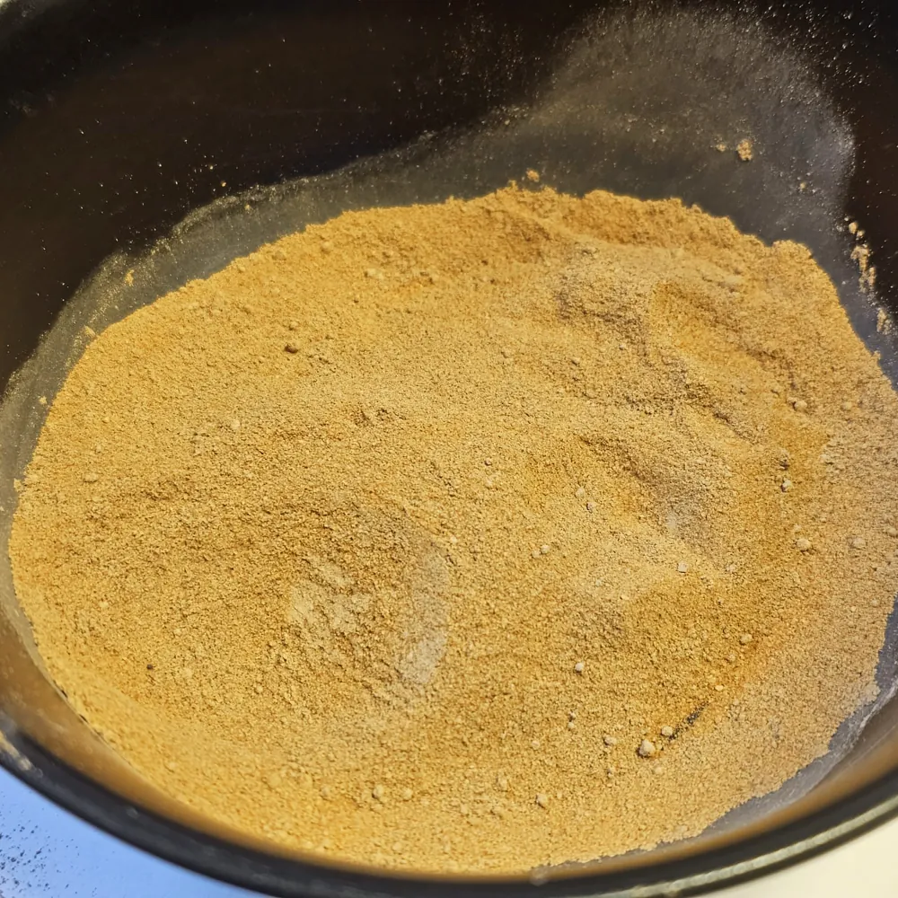 Fein gemahlenes gelbes Lehmpulver (Hobby Terrano Clay Powder) in Schale, mineralisches Bindemittel für Terrariensubstrate, sorgt für standfeste, aber grabbare Bodenzonen; ideal zum Mischen mit Sand und Erde (1,3 kg)