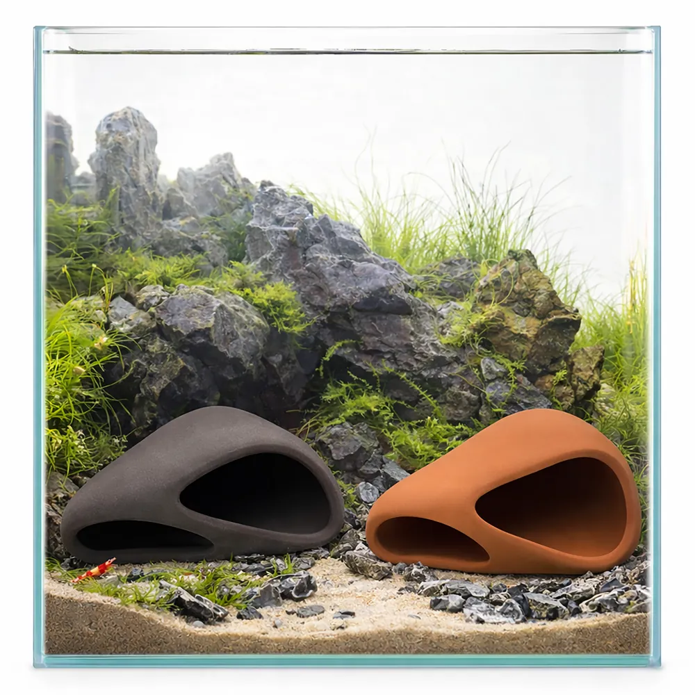 Hobby Wave Cave 1 dark Keramikhöhle (12×12×5,5 cm) im Aquarium, dunkel geschwungene, gebrannte Keramik-Rückzugshöhle für Garnelen, kleine Fische und Krebse auf Sandboden vor Aquarienlandschaft