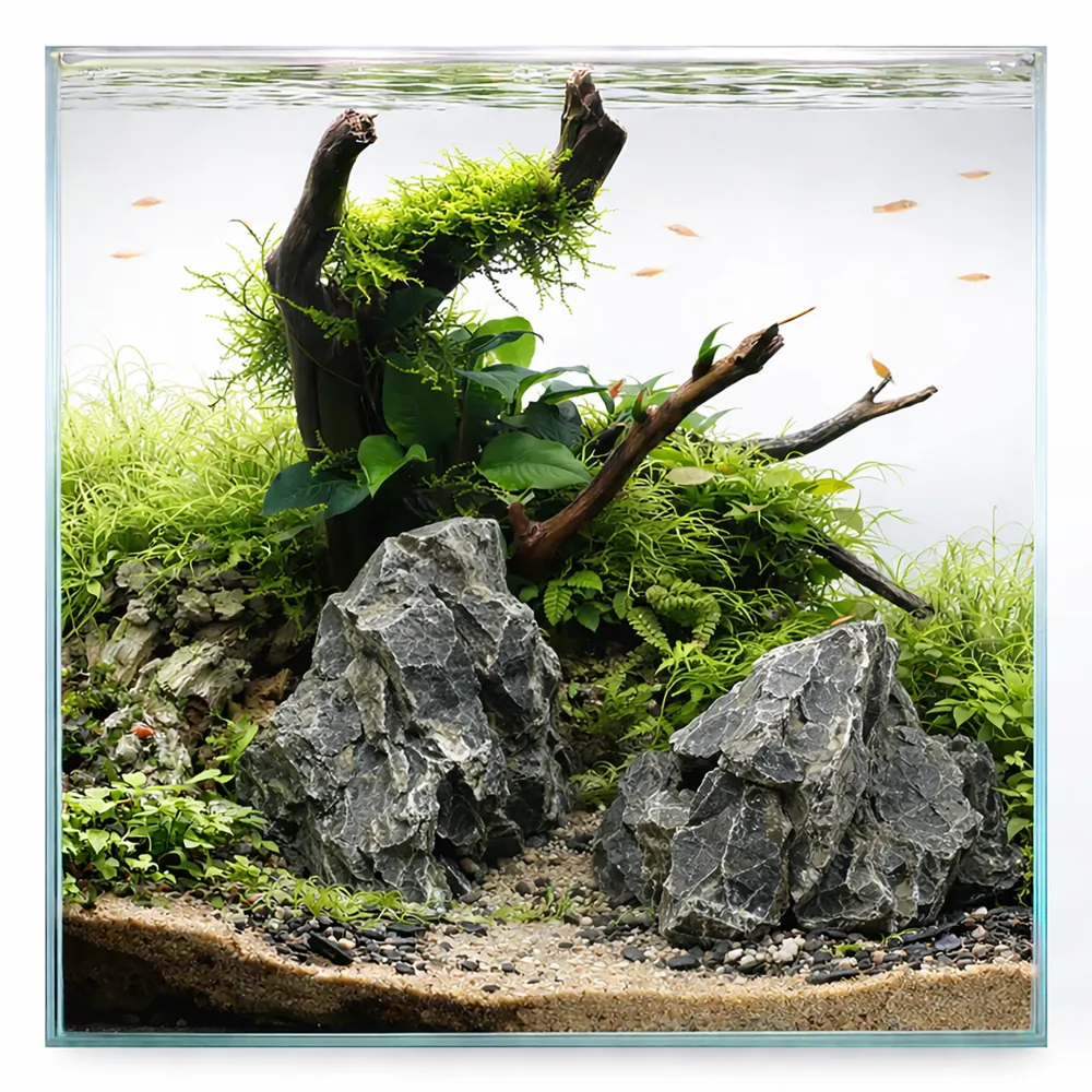 Aquascape mit Hobby Thunder Stone 1 (Naturstein, 1–2 kg): zerklüftete, flächig gebrochene Steine als Höhenakzent und Höhlen im Aquarium/Terrarium, umgeben von Pflanzen und Wurzeln als Rückzugsort für Fische und Wirbellose