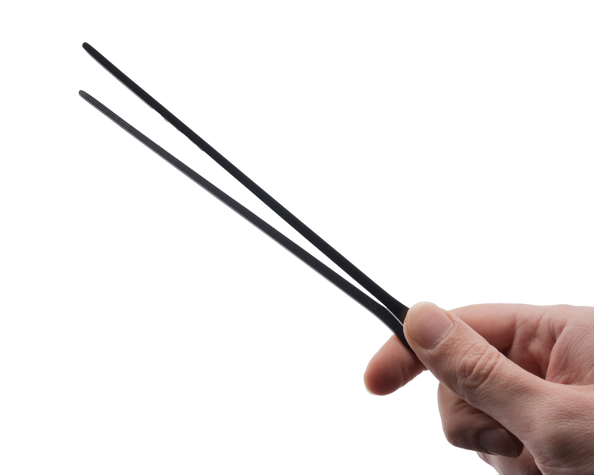 Hand hält schwarze Pinzette vor weißem Hintergrund