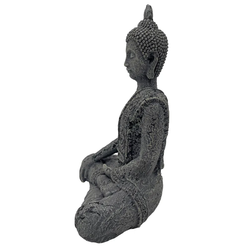 Seitliche Ansicht einer sitzenden Buddha-Statue mit detaillierter, verwitterter Steinoptik – dekorative Meditations- und Dekofigur