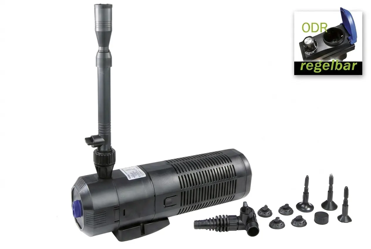 Schwarze Teich- bzw. Aquarienpumpe mit aufgesetzter Sprühdüse, verstellbarem Auslass und mehreren Austauschdüsen sowie Anschlüssen im Lieferumfang