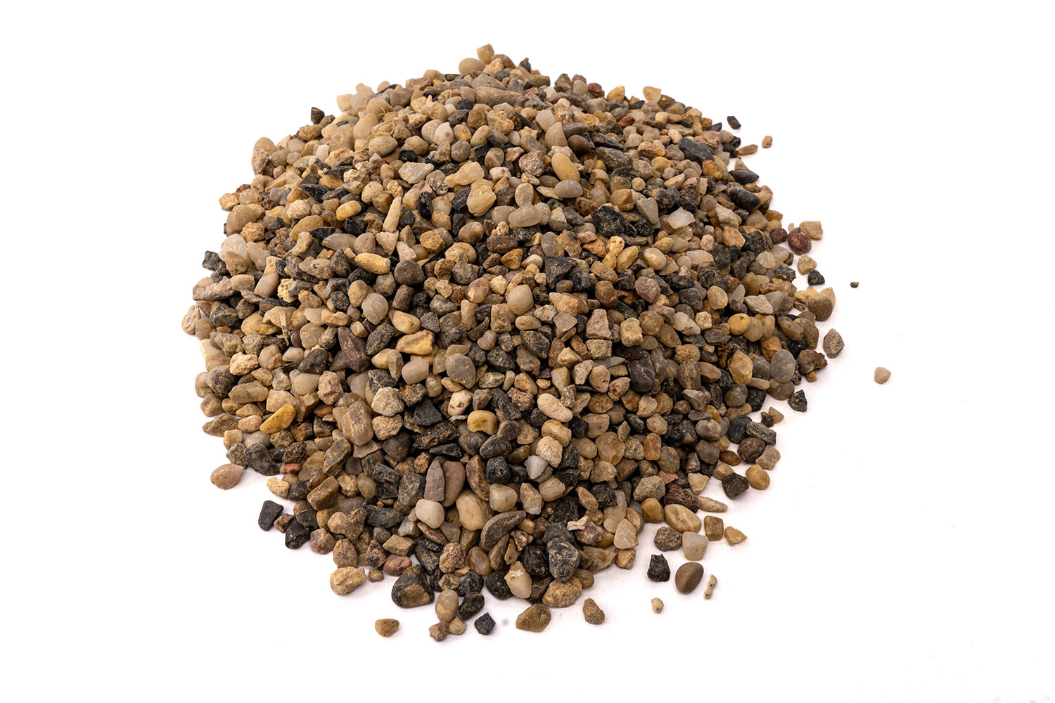 Haufen gemischter Kieselsteine auf weißem Hintergrund