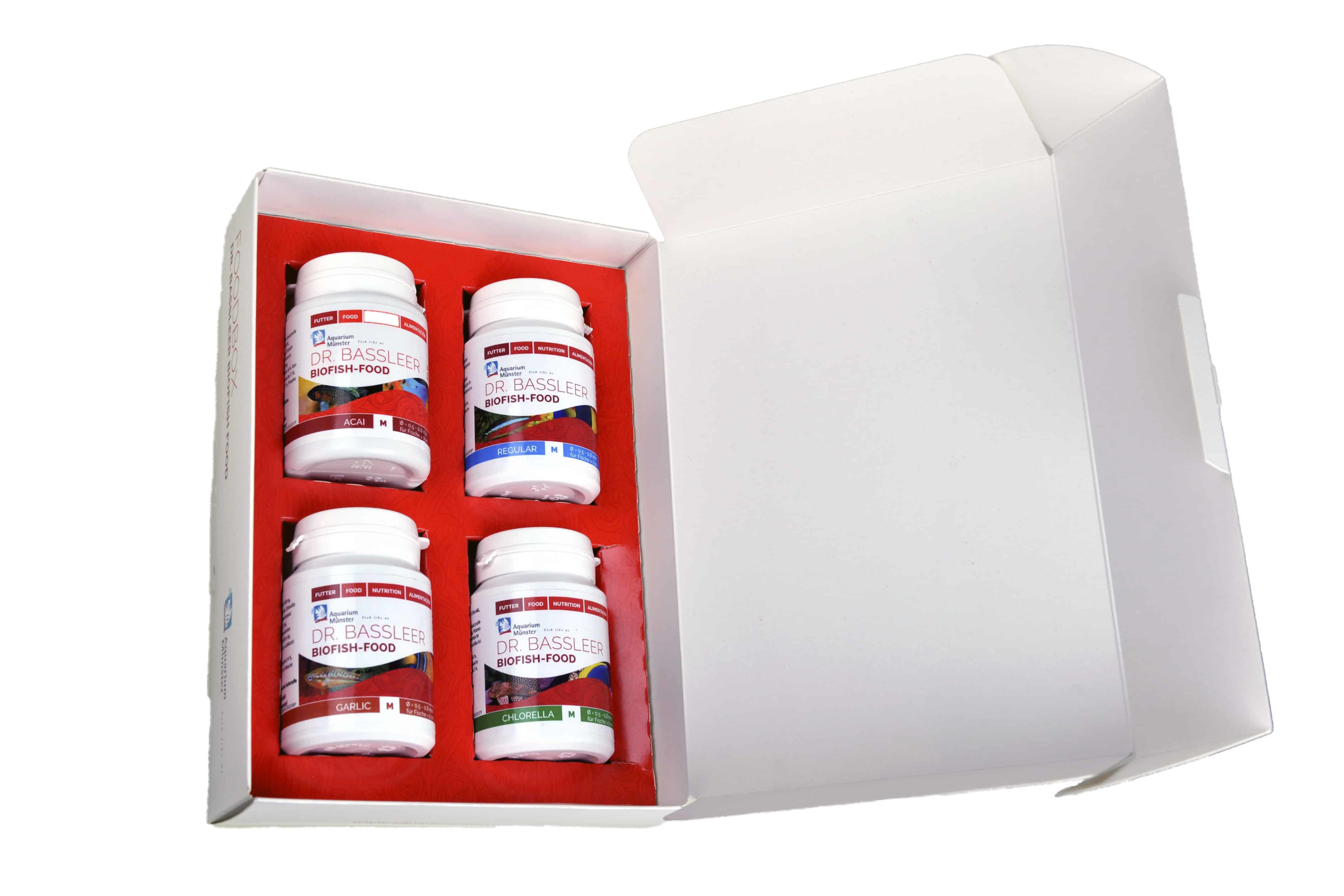 Offene Geschenkbox mit vier Dosen Dr. Bassleer Biofish-Food