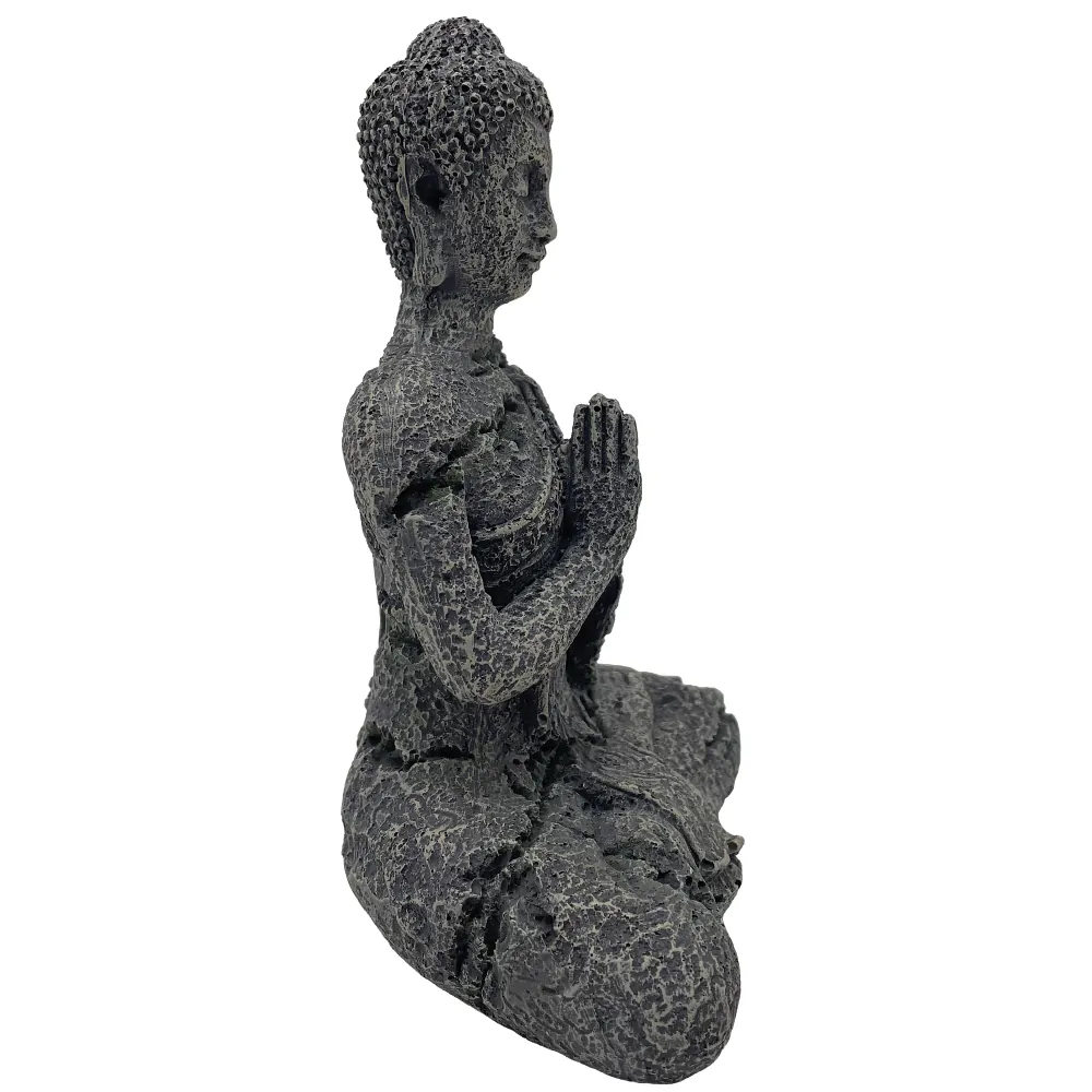 Seitenansicht der sitzenden Tempelfigur Hobby Zendo mit betender Haltung und verwitterter Stein‑Patina; kompakte Aquarium‑Deko aus wasserneutralem Polyresin, geeignet für Süßwasseraquarien, Maße 15 x 9,5 x 19 cm