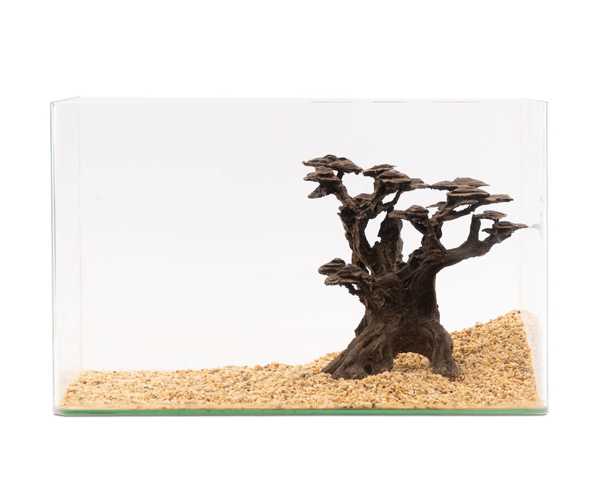 Aquarium mit Bonsai-Wurzel auf gelbem Kies