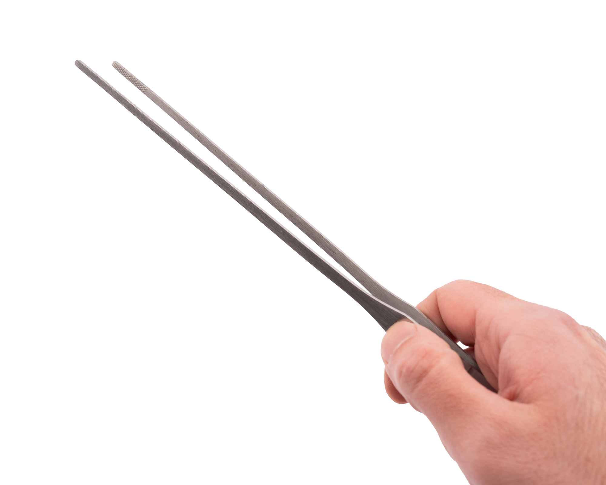 Hand hält lange Edelstahlpinzette vor weißem Hintergrund