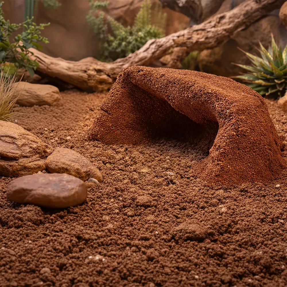 Terrarien-Bodengrund mit rotem Hobby Terrano Clay Powder: feines Lehmpulver stabilisiert Substrat, dargestellte grabbare Höhle und feste Laufflächen im Terrarium, ideal für grabende Reptilien und Wirbellose, 1,3 kg Packung