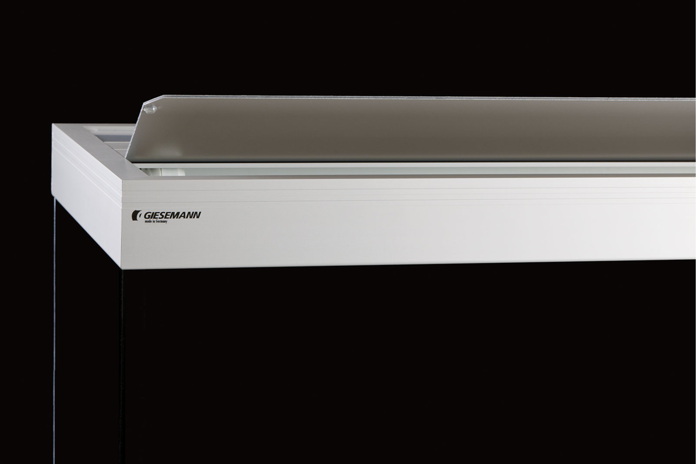 Giesemann Aquariumleuchte, Eckansicht mit offener Abdeckung