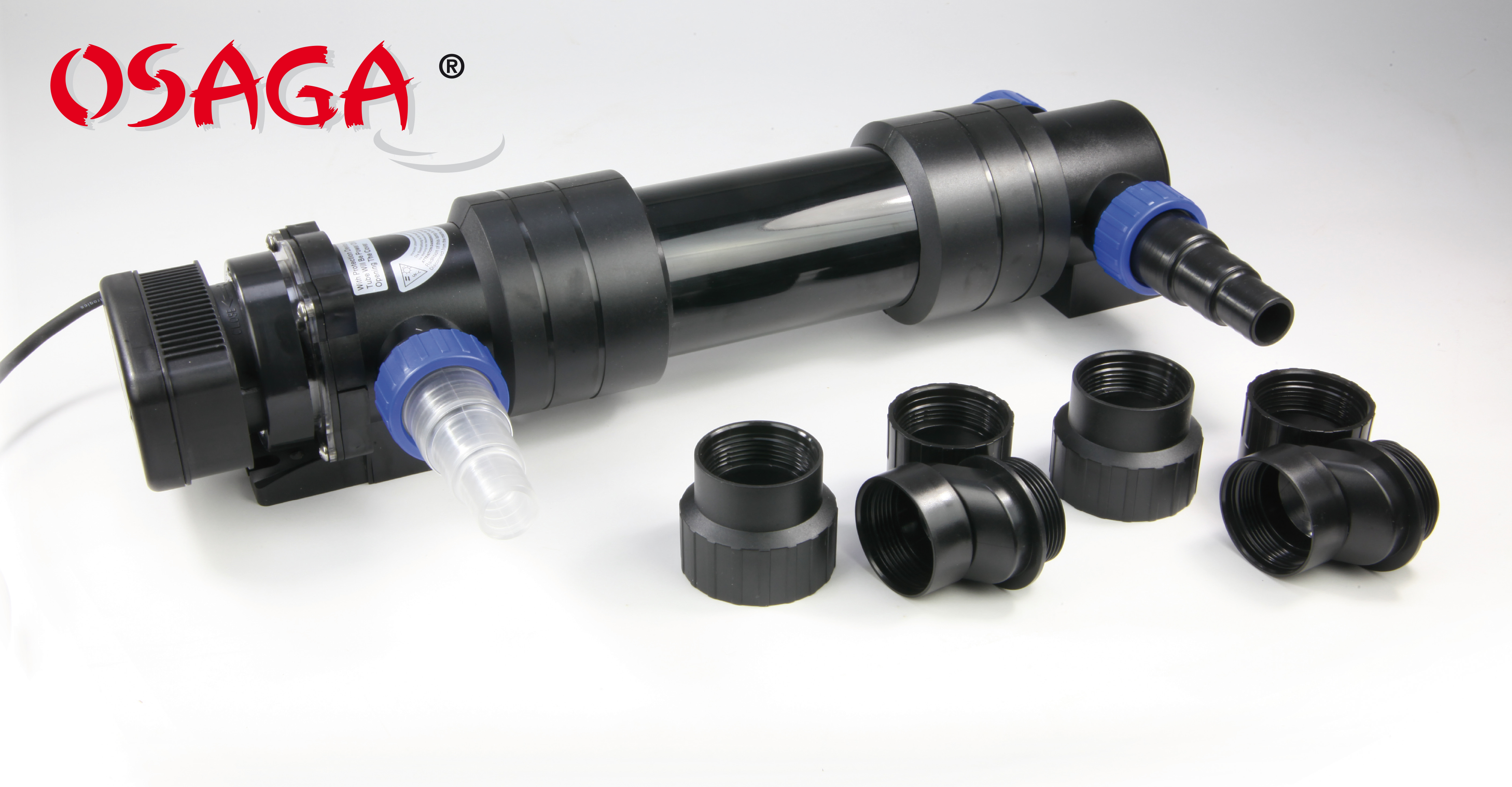 Schwarzer OSAGA UV-C Teichklärer mit transparentem Sichtfenster, blauen Anschlussverschraubungen und mehreren schwarzen Adapter- bzw. Reduzierstücken auf weißem Hintergrund