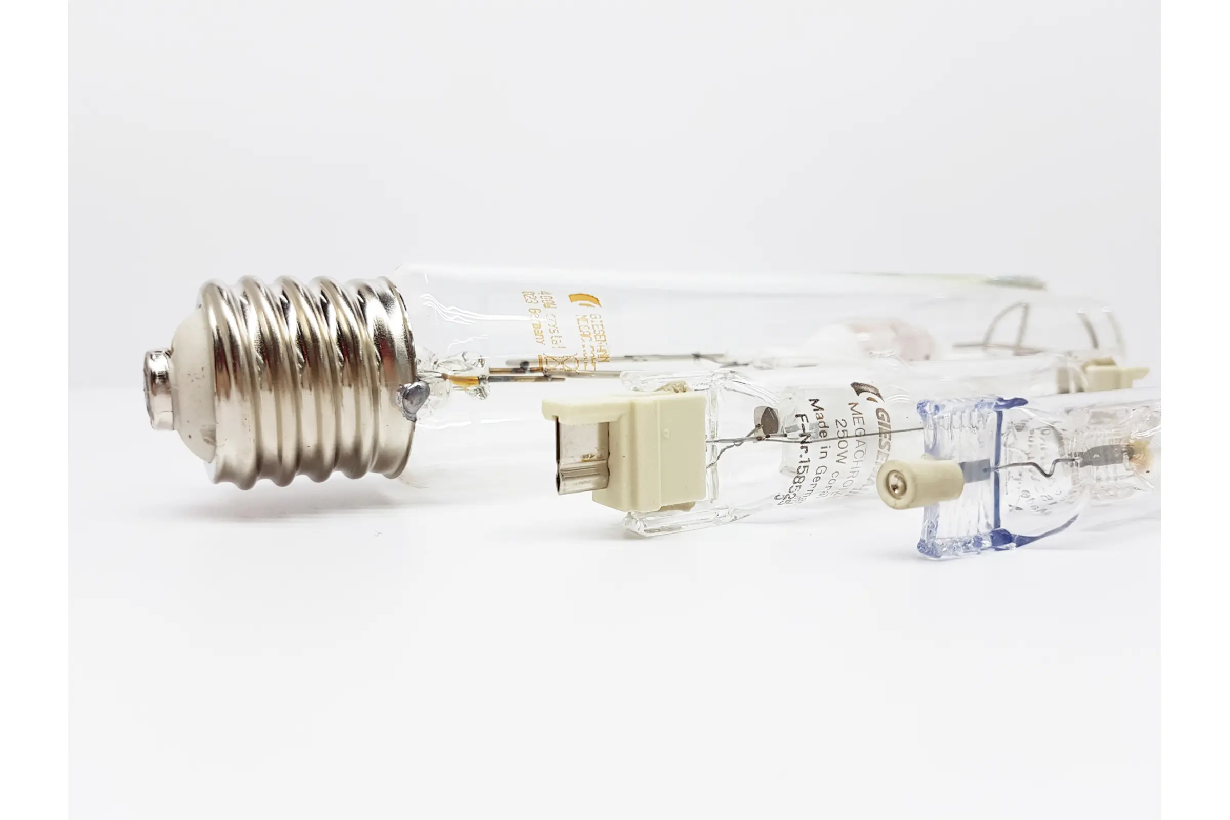 Nahaufnahme: Halogen- und Entladungslampen auf weißem Grund