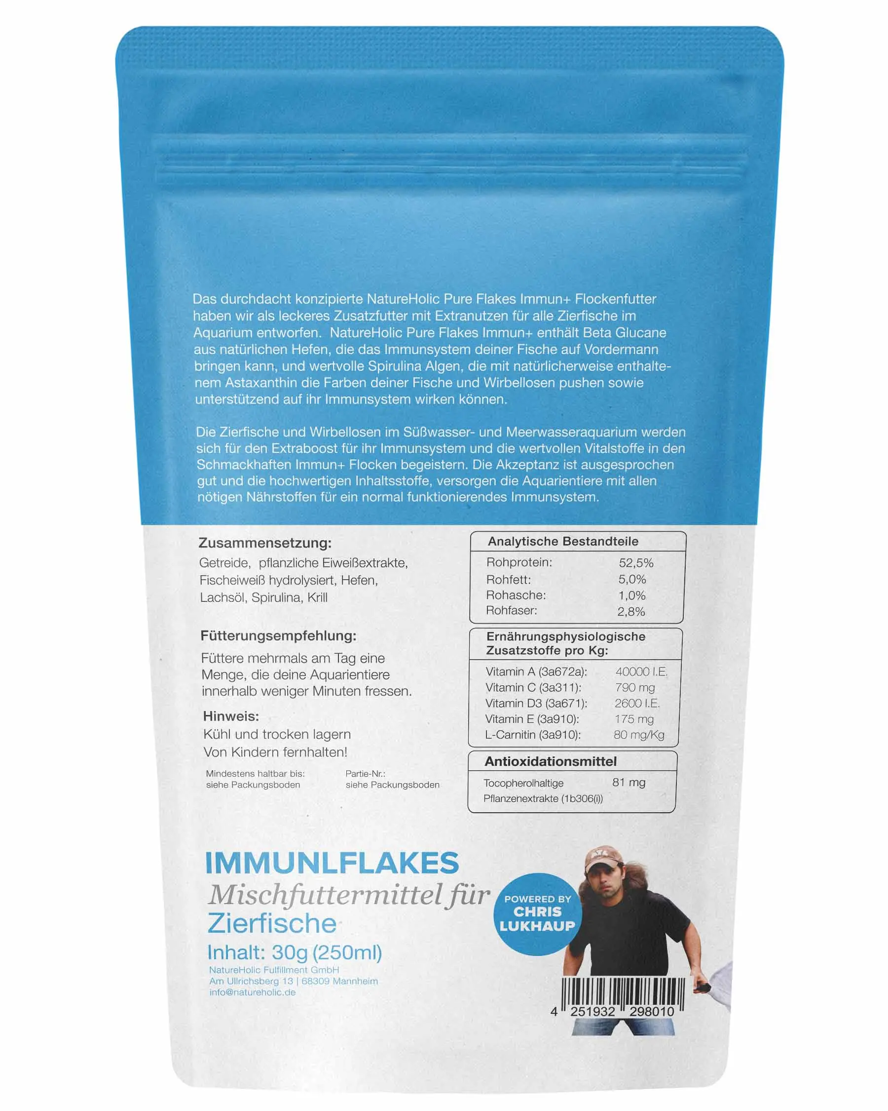 Rückseite der Verpackung von NatureHolic ImmunFlakes Zierfisch-Flockenfutter, weiße Tüte mit blauem Oberteil, Produktbezeichnung, Zusammensetzung, Fütterungsempfehlung und analytische Bestandteile sichtbar