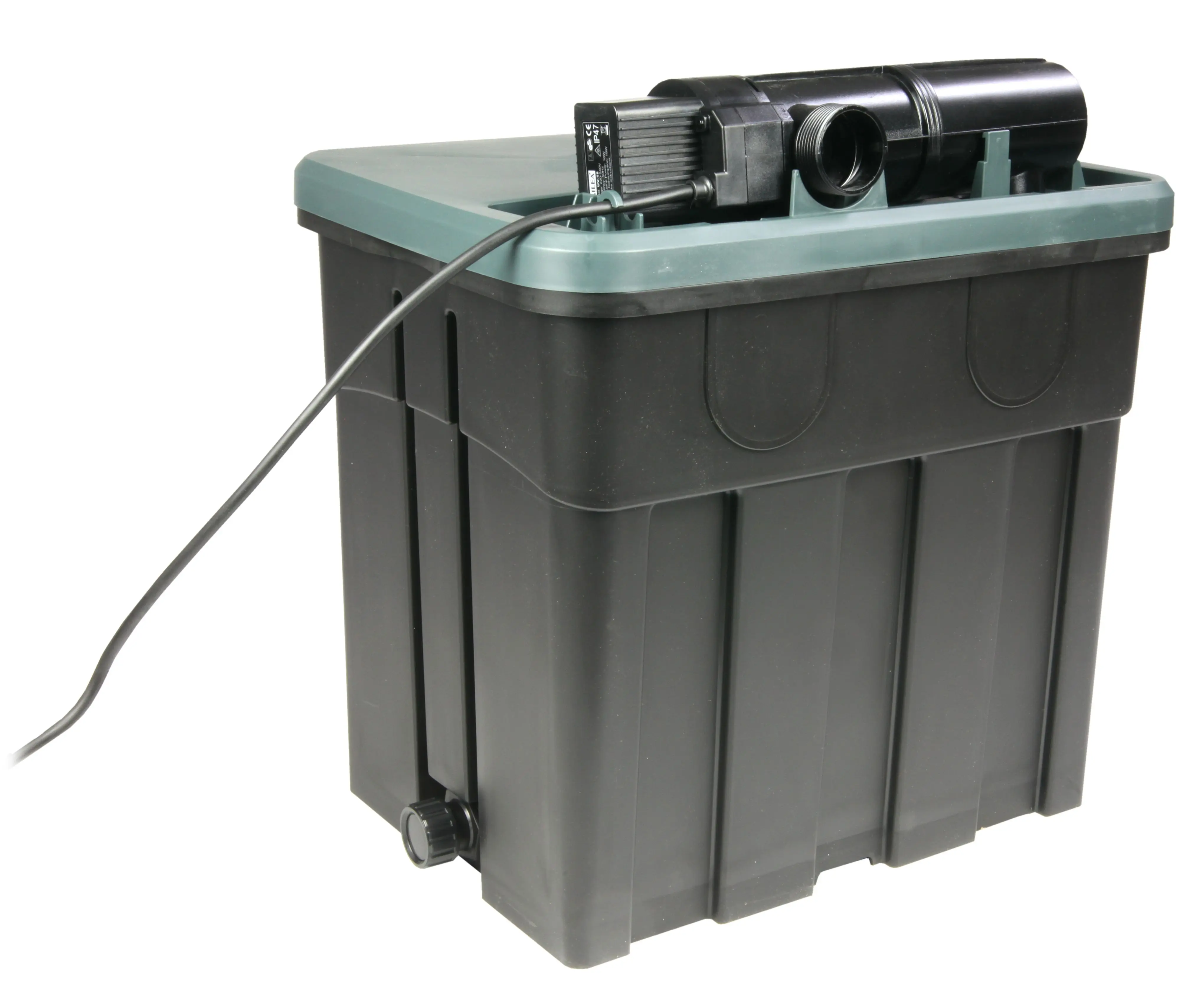 Schwarze Kunststoff-Filterbox mit grünem Deckel und aufgesetzter Teichpumpe; seitlich sichtbares Anschlusskabel und Ablassventil