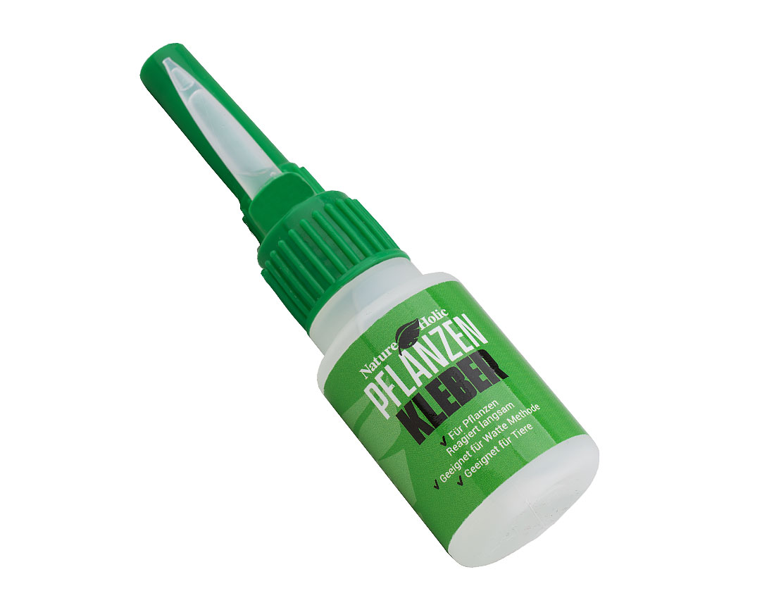 Pflanzenkleber in grüner Flasche