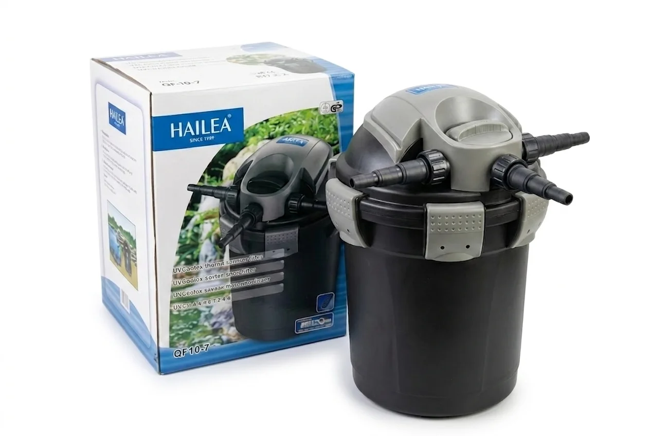 HAILEA QF Druckfilter mit integrierter UVC-Klärung, kompakter geschlossener Teichfilter von OSAGA; Gerät neben Verpackung auf weißem Hintergrund