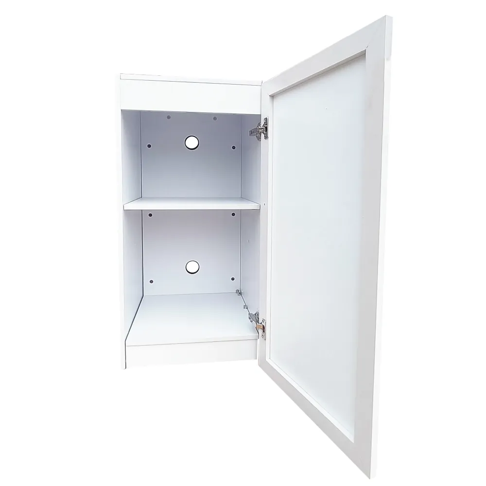 Offener weißer Wandschrank mit geöffneter Tür, zwei Fächern/Einlegeböden, Rundöffnungen für Kabel und sichtbaren Scharnieren