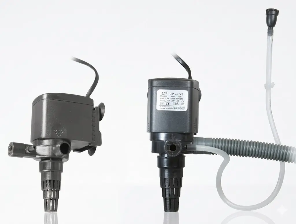 Schwarze Aquarium-Umwälzpumpe mit Anschlussstutzen, Siebfilter und transparentem Zu- und Ablaufsschlauch