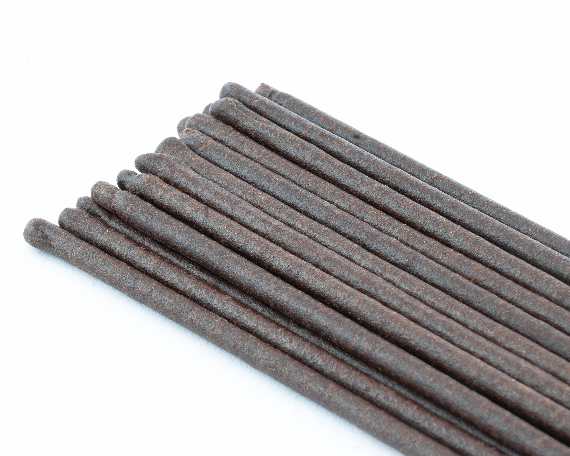 Nahaufnahme dunkelbrauner Räucherstäbchen