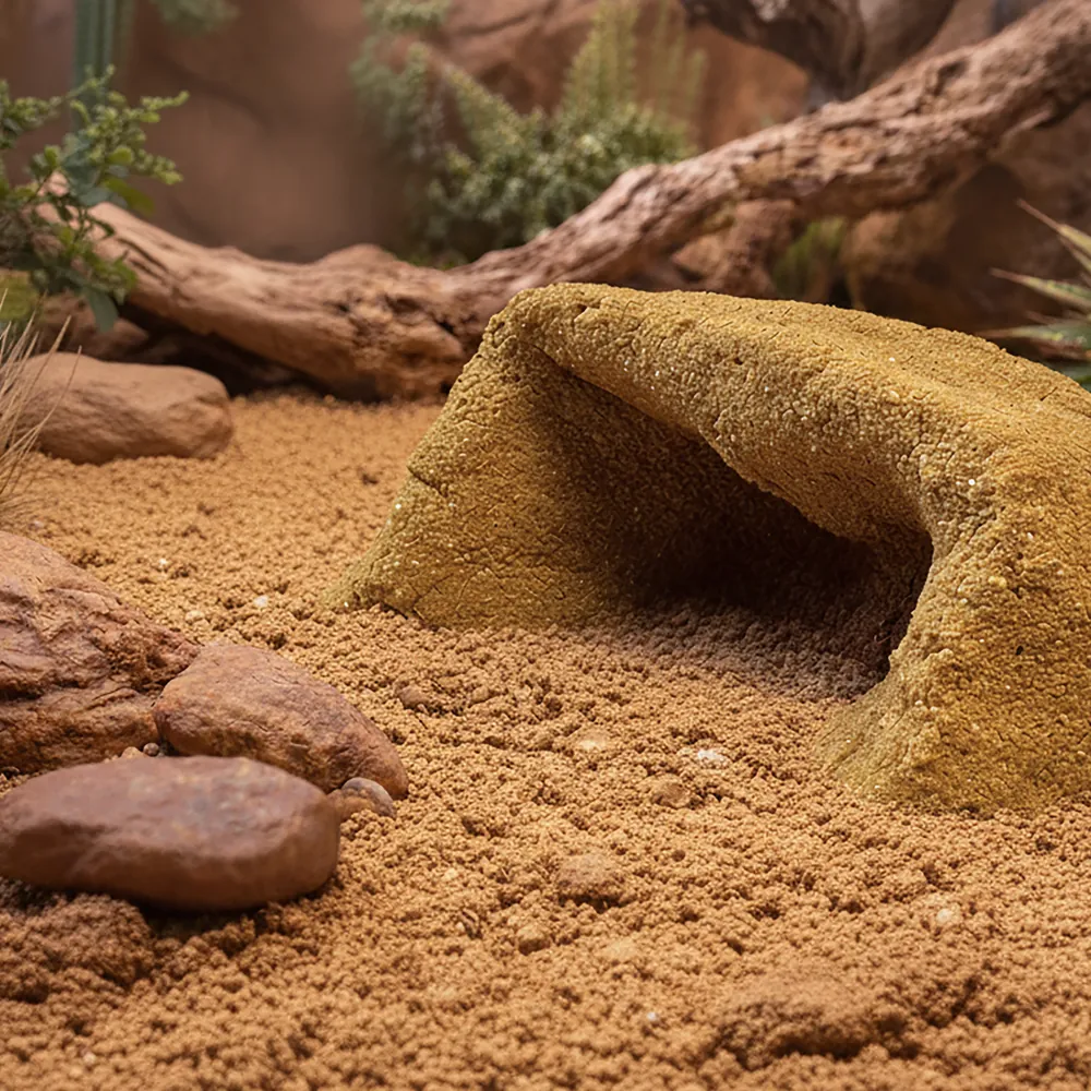 Terrarienboden mit Hobby Terrano Clay Powder (gelb) – fein gemahlenes, mineralisches Lehmpulver, das Sand und Erde bindet; formstabile, aber grabbare Bodenzone mit geformter Höhle, 1,3 kg