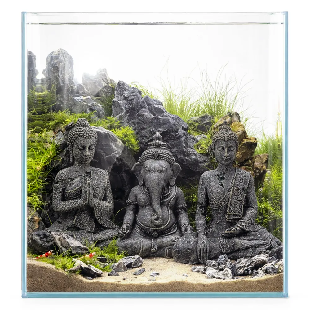 Hobby Nirva Tempelfigur als Aquarium-Deko (15,5 x 10 x 20,5 cm) im Zen-Stil, wasserneutrales Polyresin mit betonter Patina, platziert im bepflanzten Süßwasseraquarium
