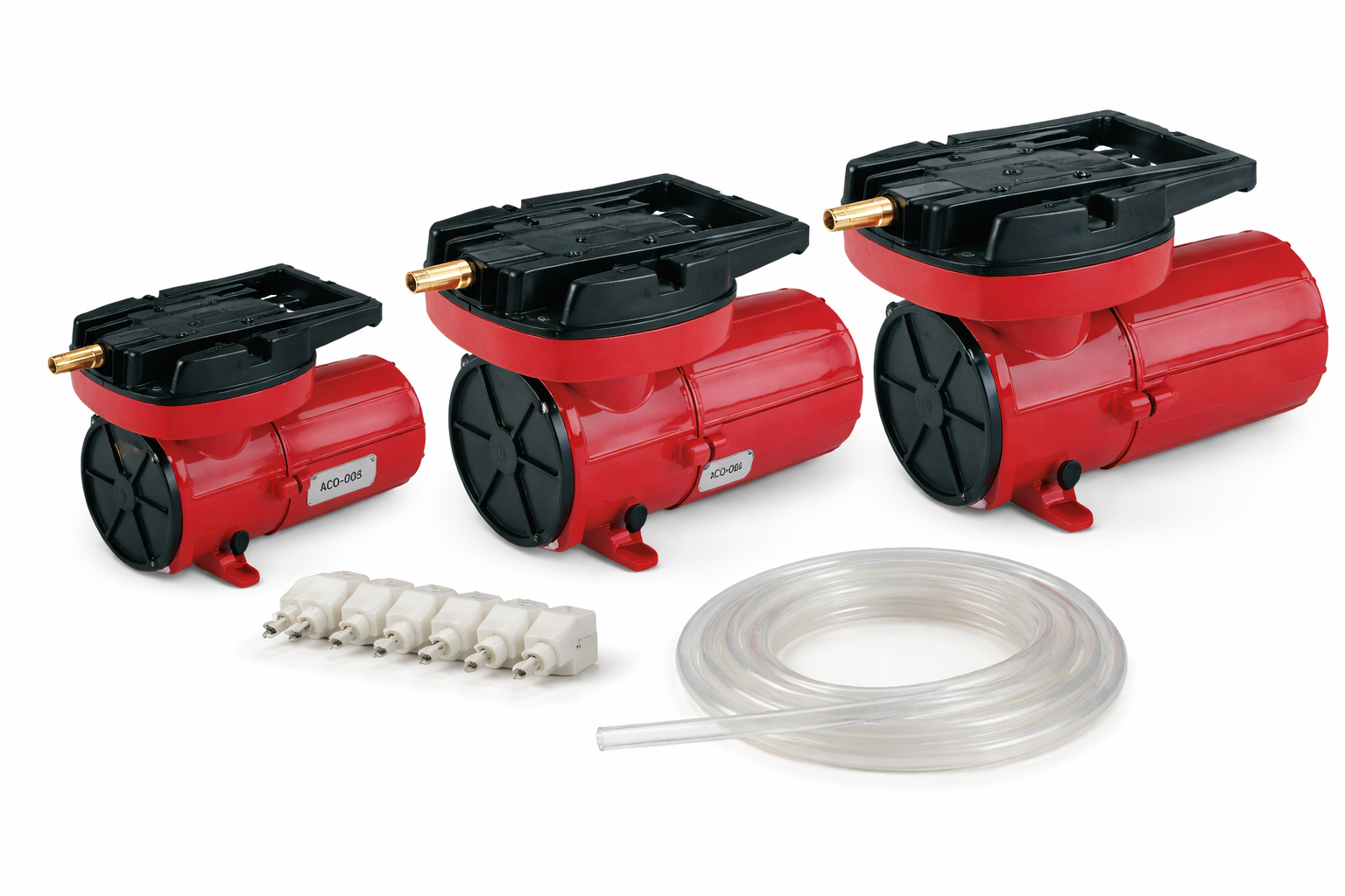 Drei rote Hailea 12 V-Transportbelüfter (ACO) mobiler Kolbenkompressor in unterschiedlichen Größen, dazu transparenter Luftschlauch und Mehrfach-Luftverteiler – mobile Belüftung für Fischtransport, Teiche und Notfälle