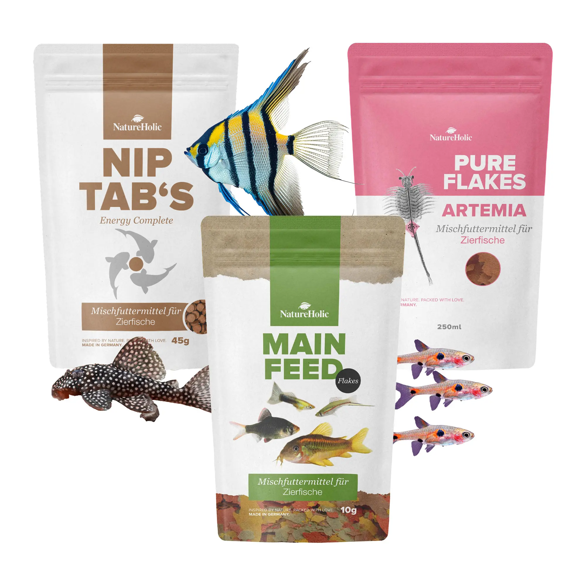 Drei NatureHolic Zierfischfutter-Beutel mit Fischen