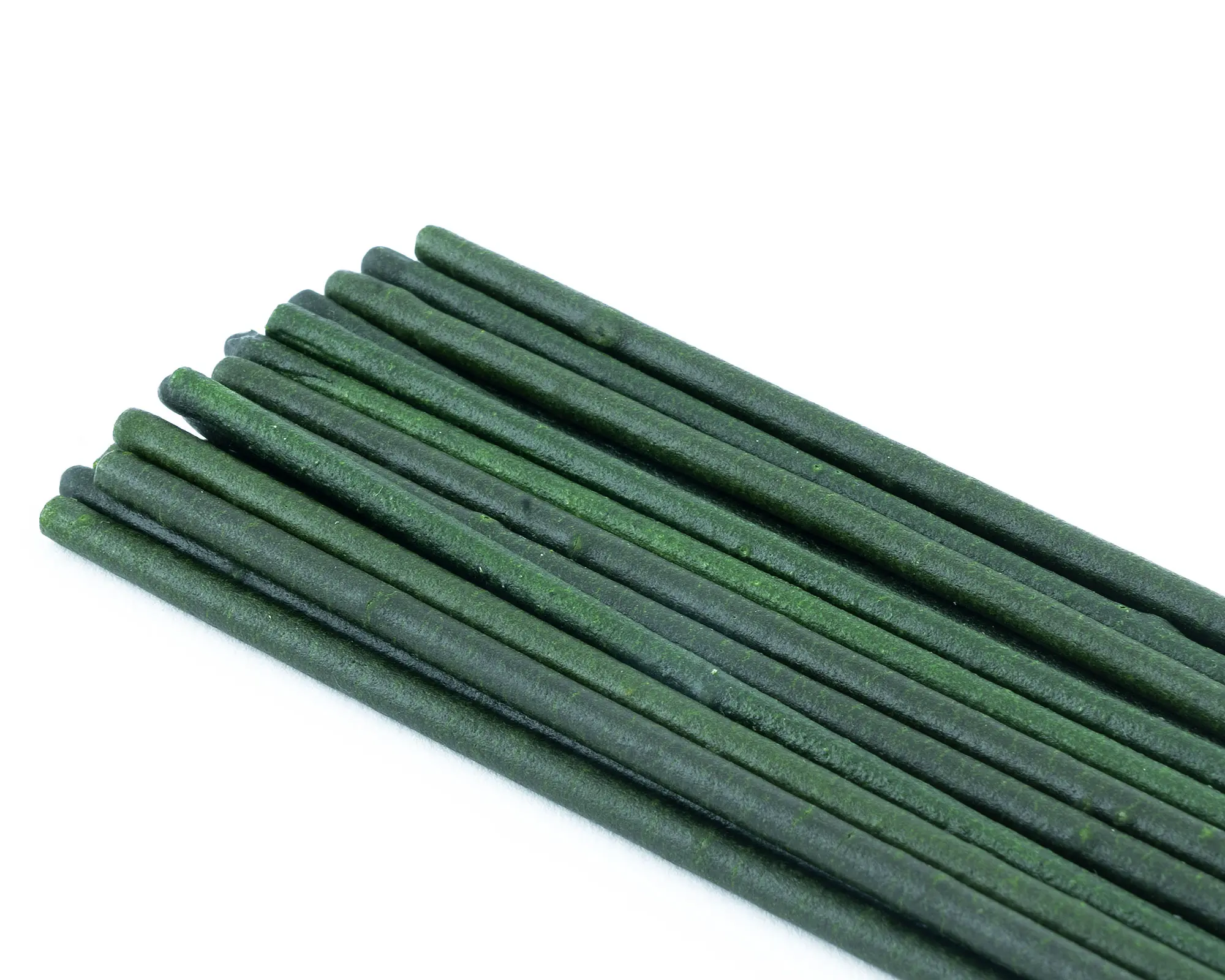Mehrere grüne Floristikstangen auf weißem Hintergrund
