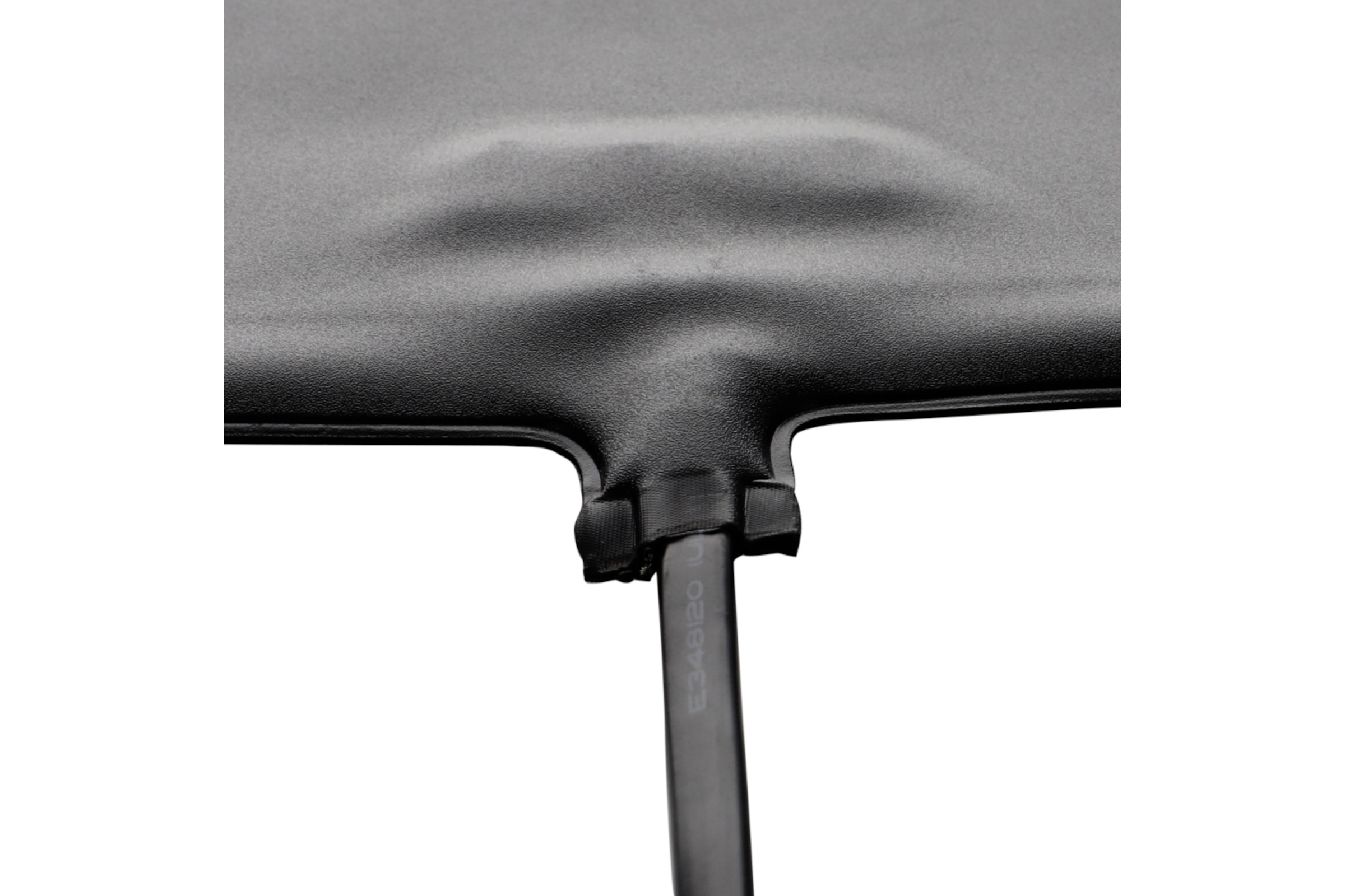 Kabeldurchführung mit schwarzer Gummitülle