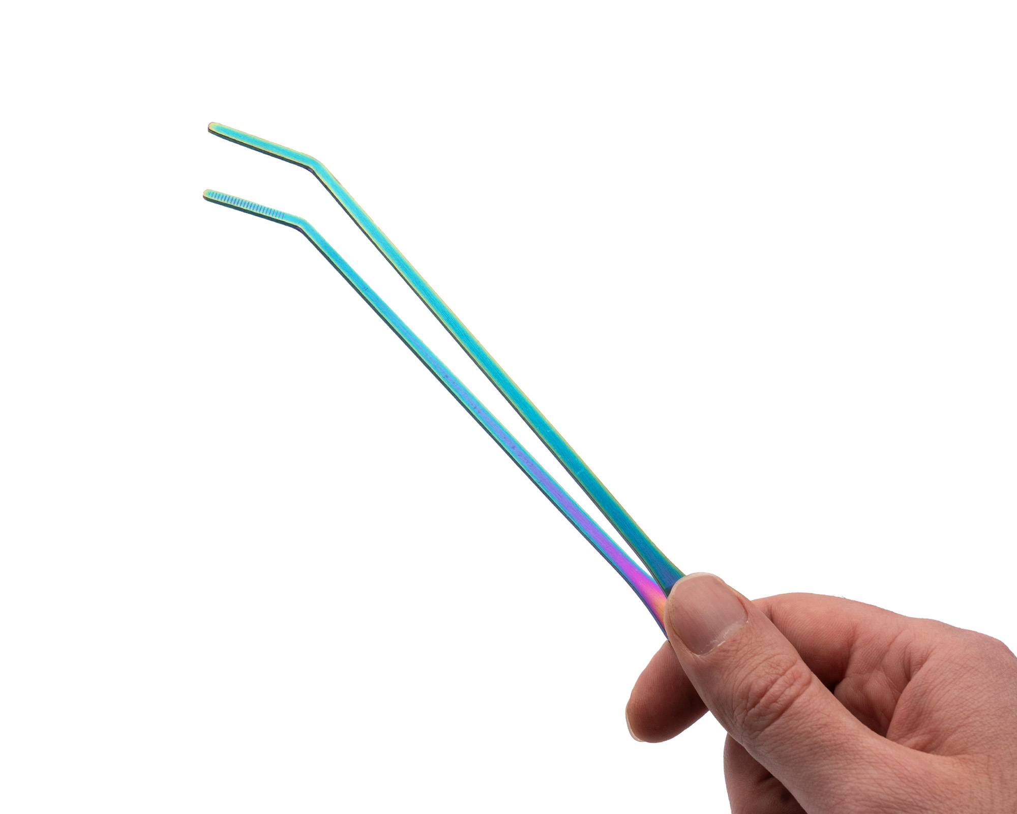 Hand hält zwei irisierte, gebogene Präzisionspinzetten