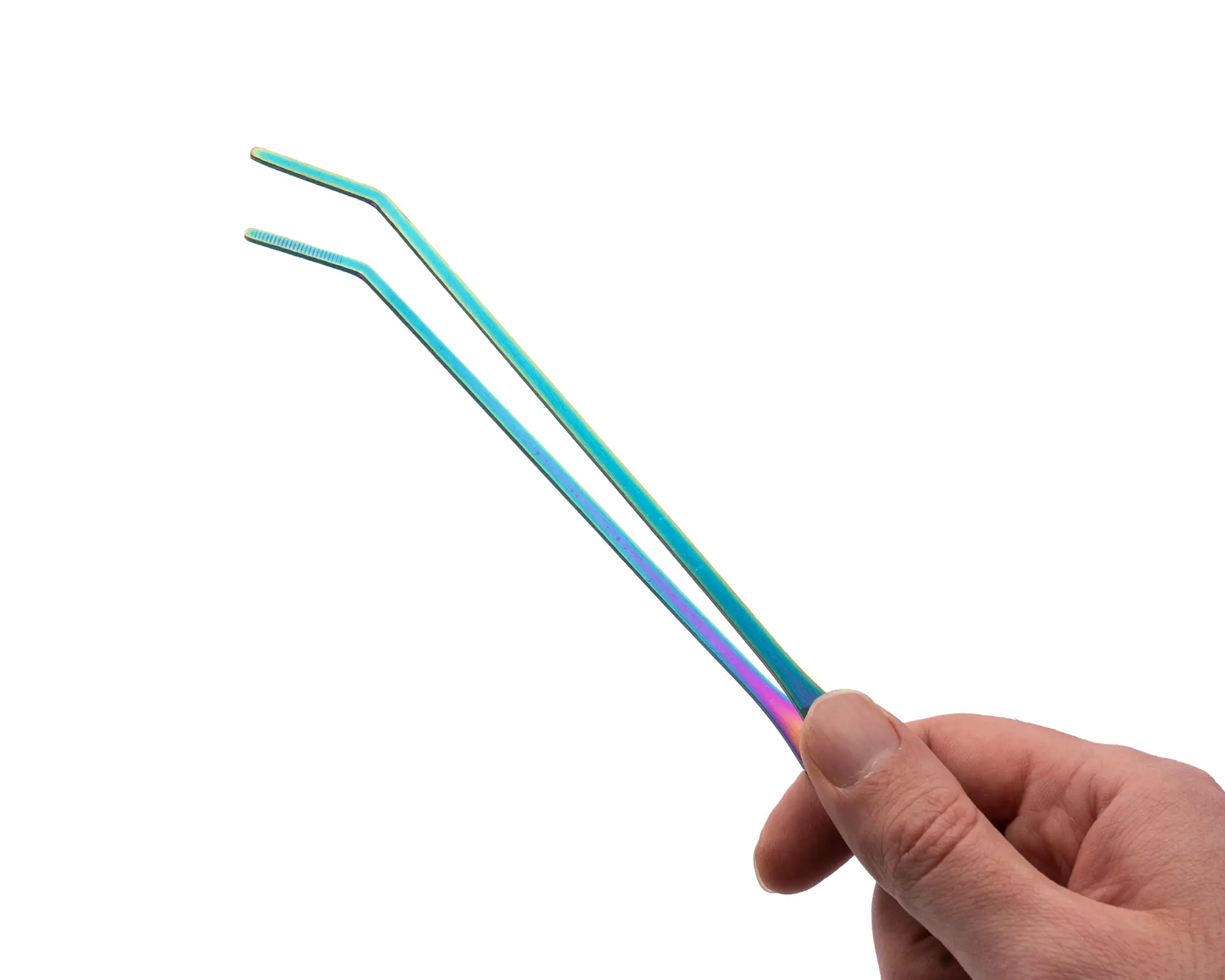 Hand hält zwei irisierte, gebogene Präzisionspinzetten