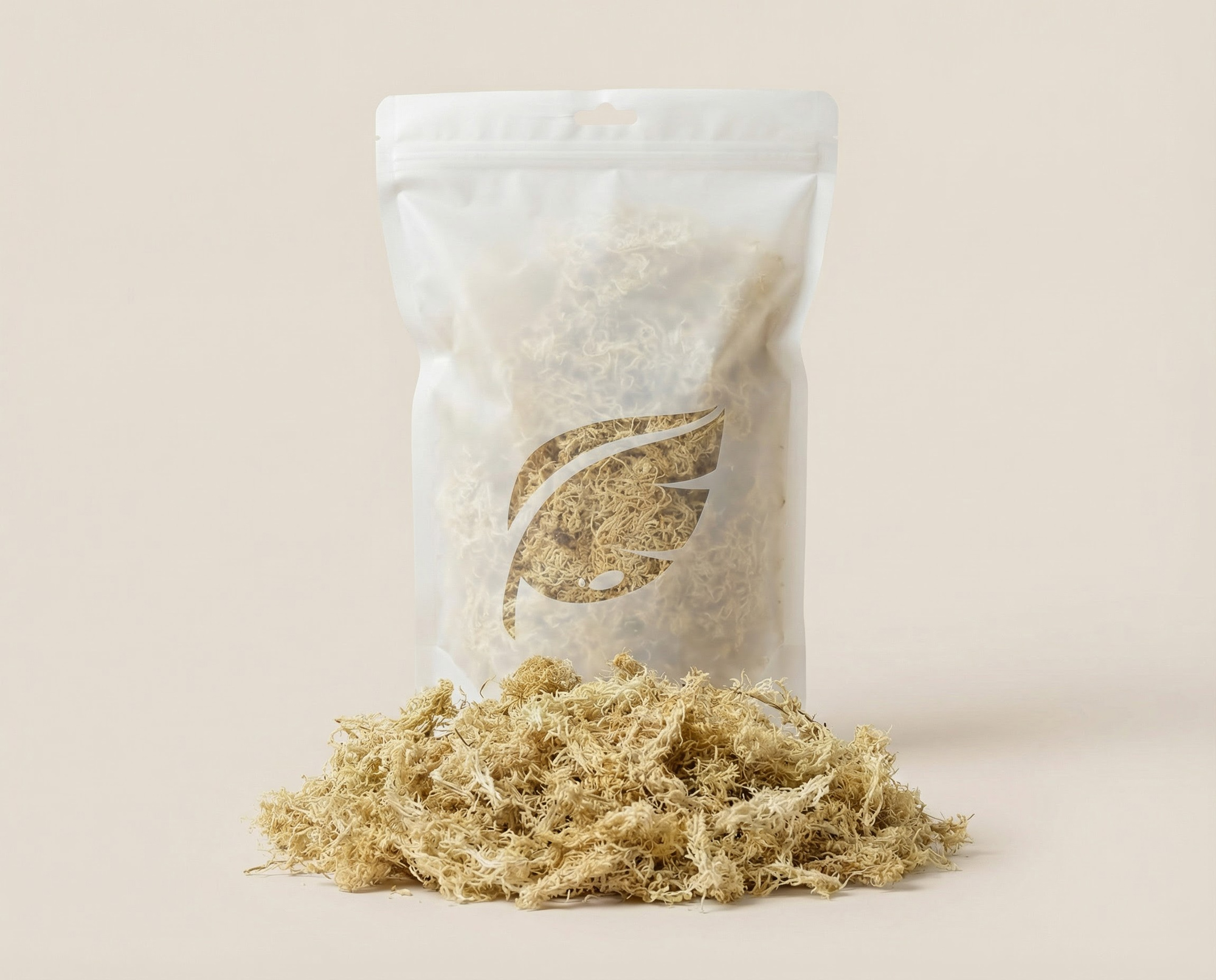 Transparenter Standbeutel mit getrocknetem Dekorationsmoos im Inneren, dekoratives Blatt-Logo auf der Vorderseite, lockeres naturfarbenes Moos vor dem Beutel auf hellem Hintergrund