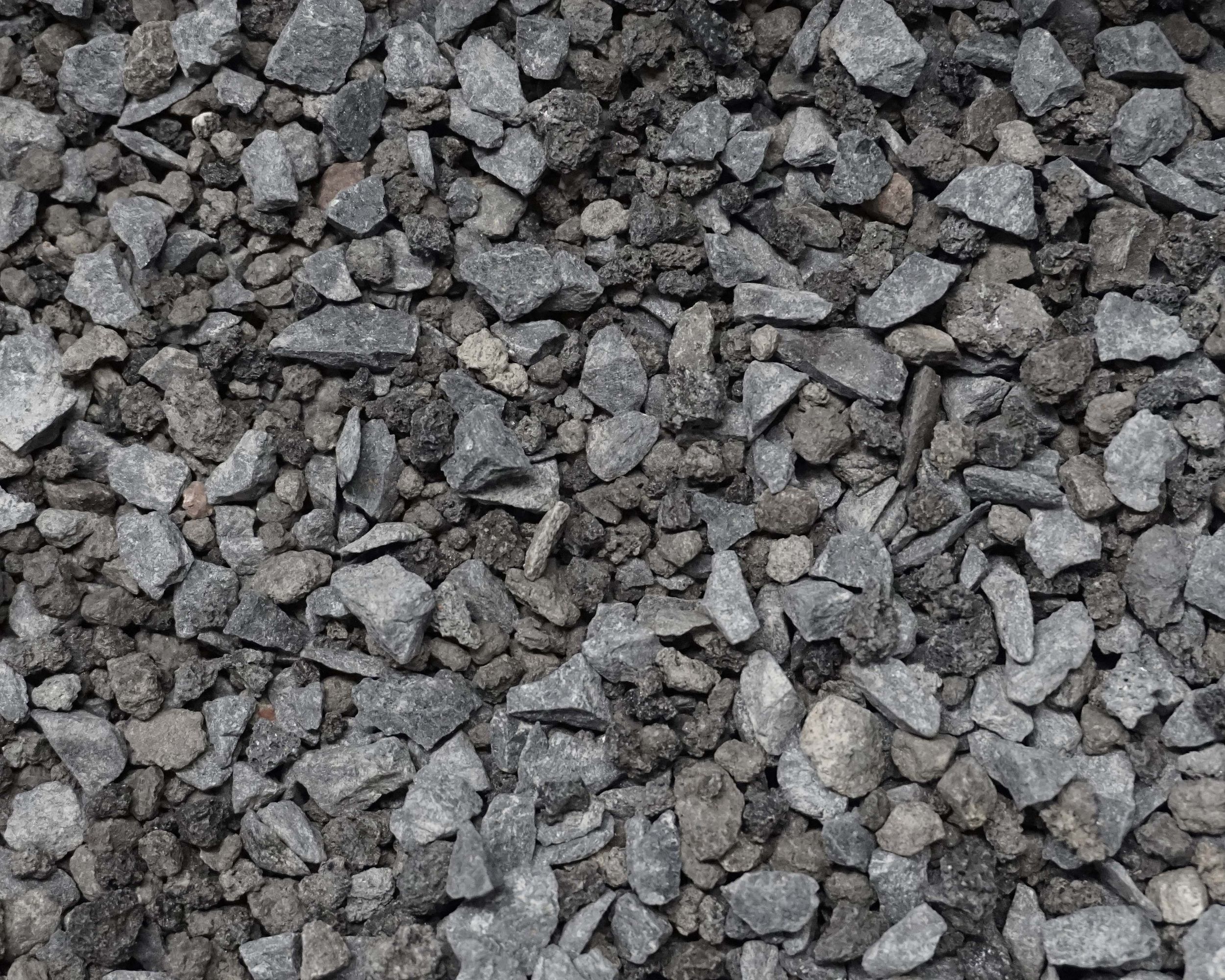 NatureHolic Volcano Dark Mineral: poröses schwarzes Lavagranulat aus reinem Vulkangestein, mineralreicher Aquarium-Naturkies für Aquascaping und verbessertes Pflanzenwachstum, 4 kg